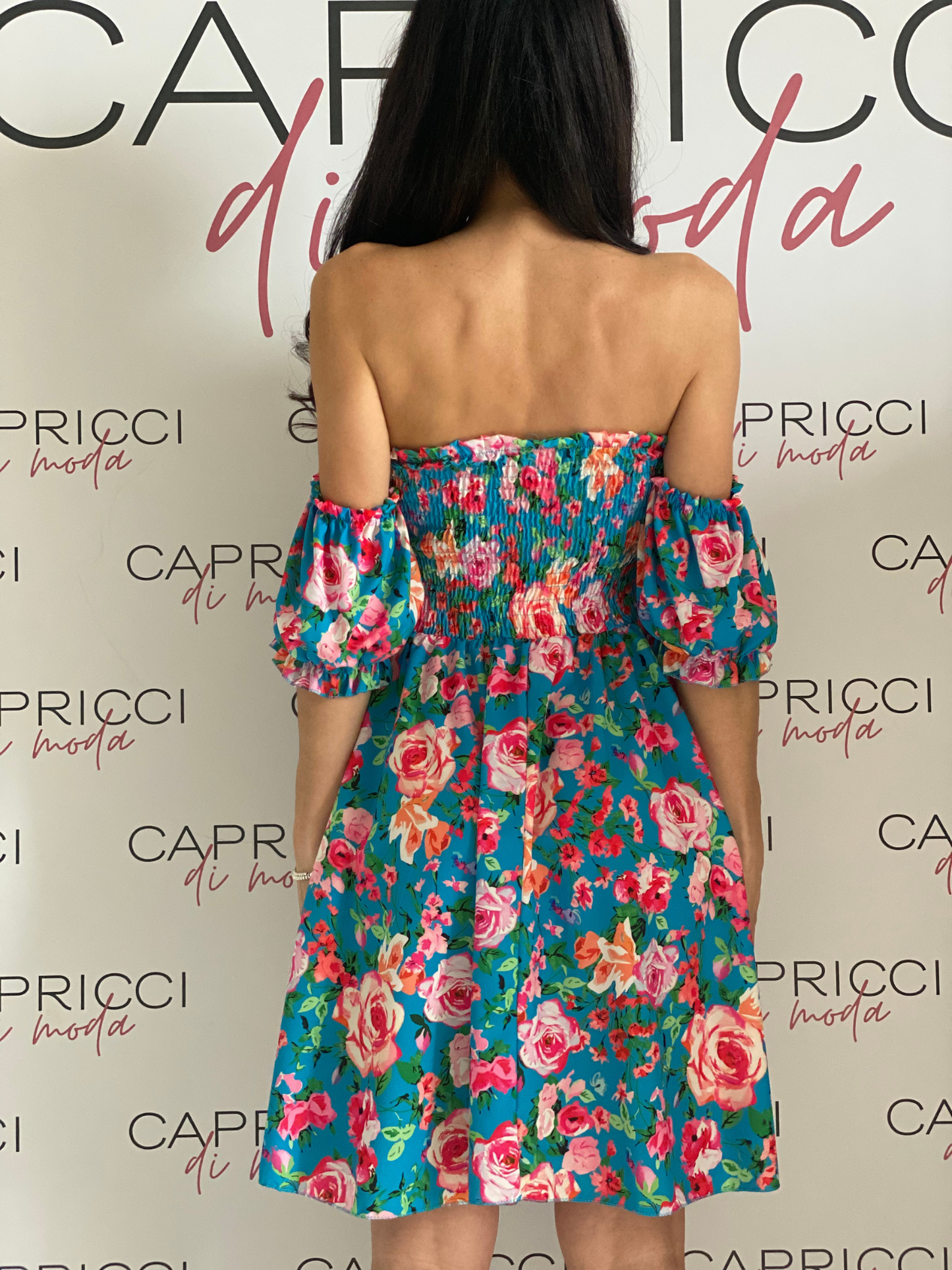 Abito corto floreale con scollo a cuore