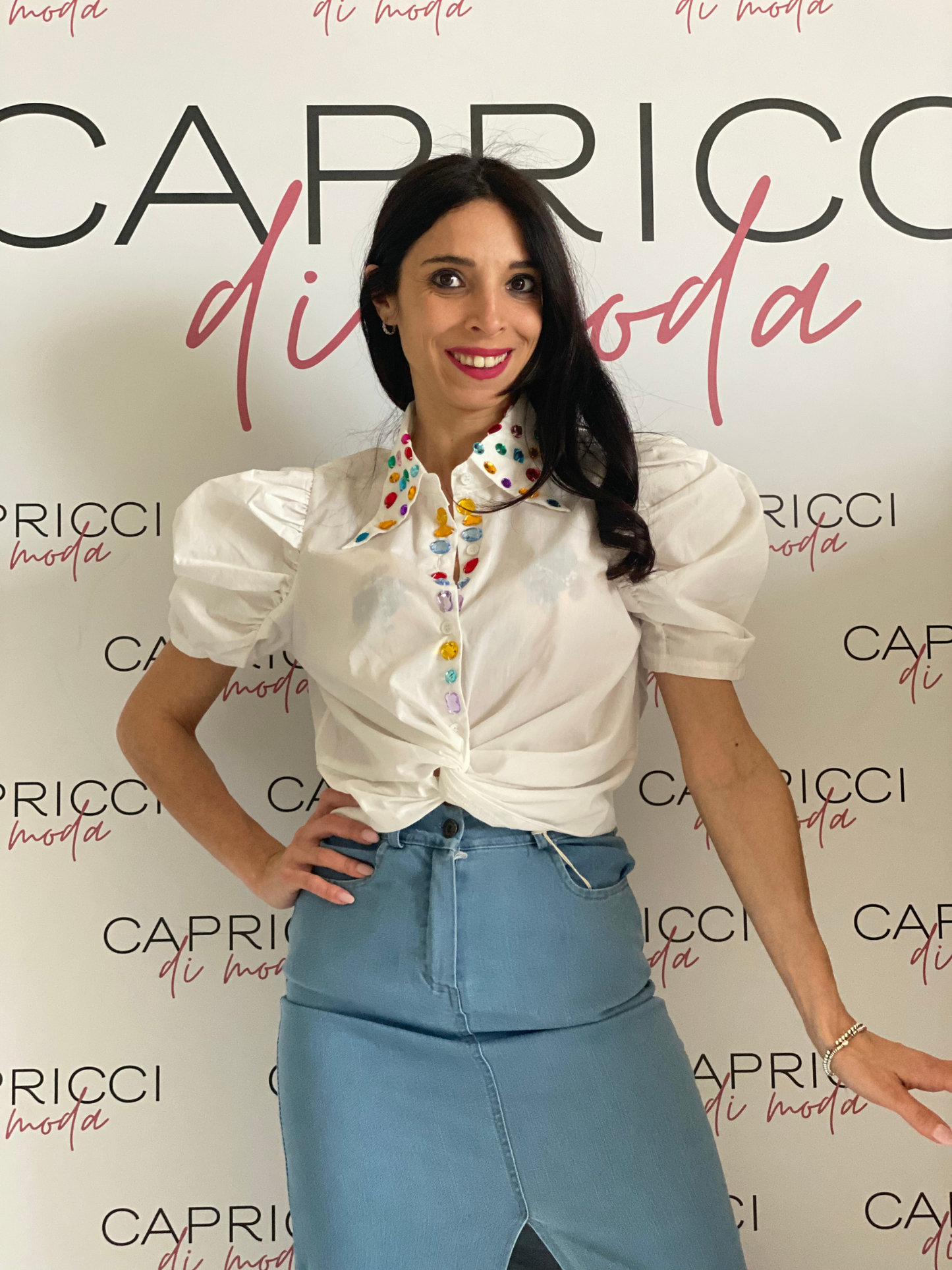 Camicia Crop con Dettaglio Gioiello sul Colletto - Eleganza e Stile Unico