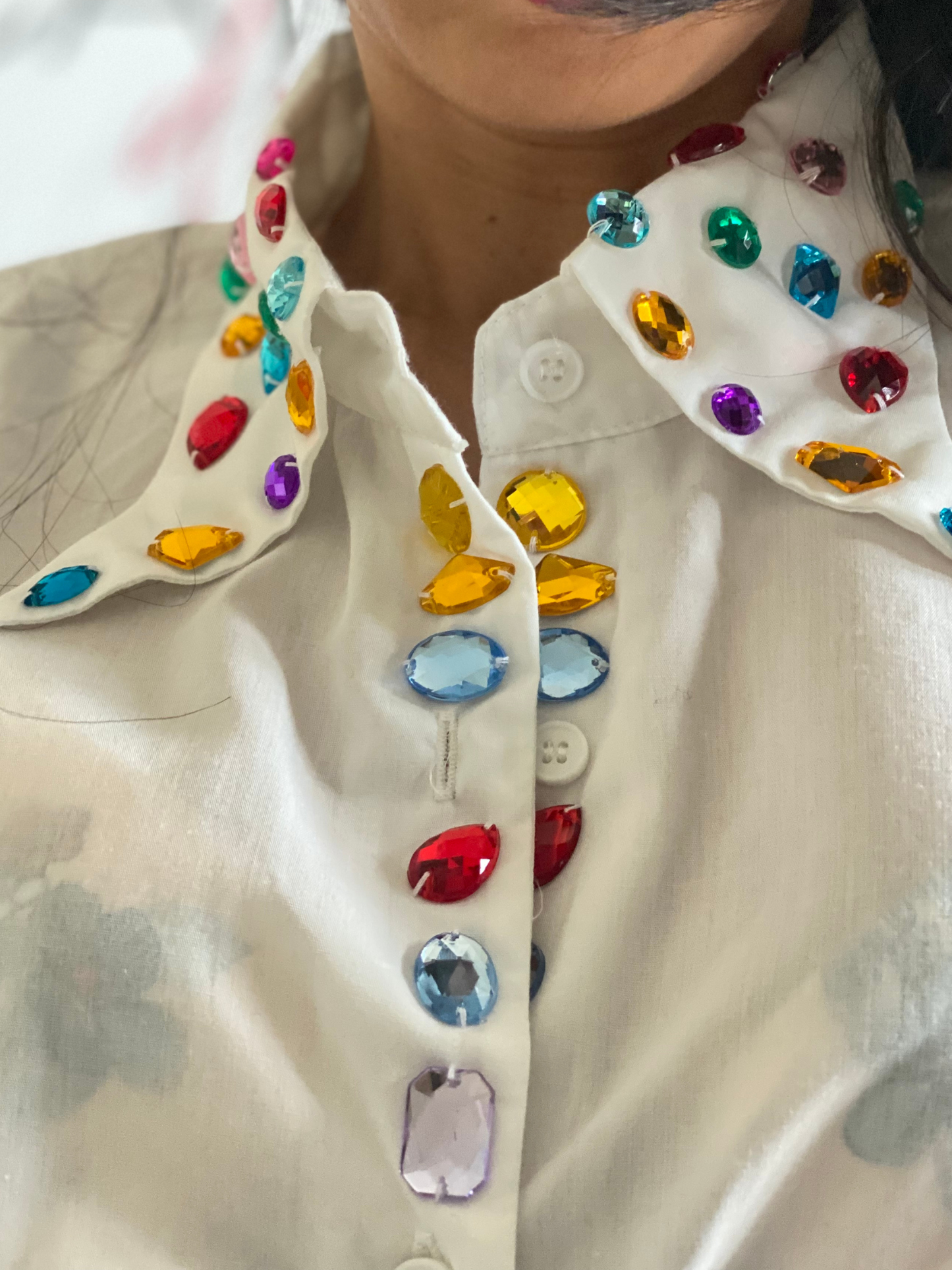 Camicia Crop con Dettaglio Gioiello sul Colletto - Eleganza e Stile Unico