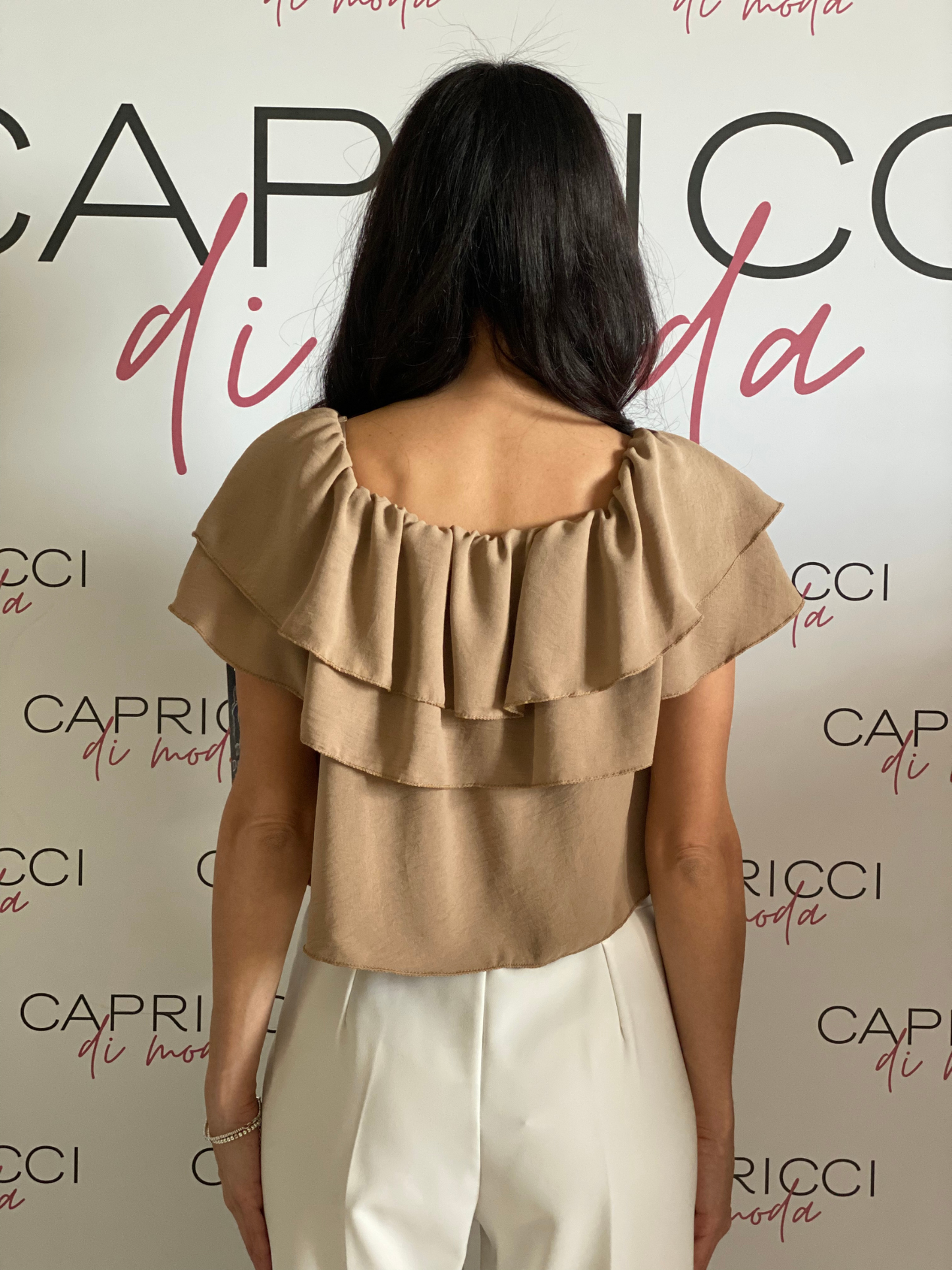 Maglia crop con scollo a barca e volant
