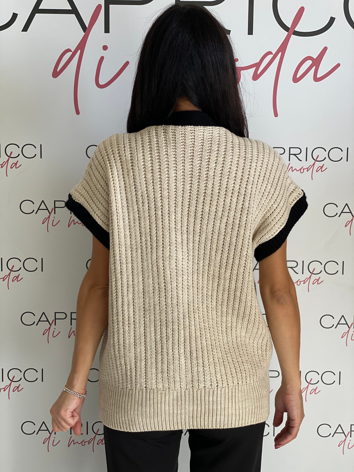 Cardigan smanicato con bottone gioiello.