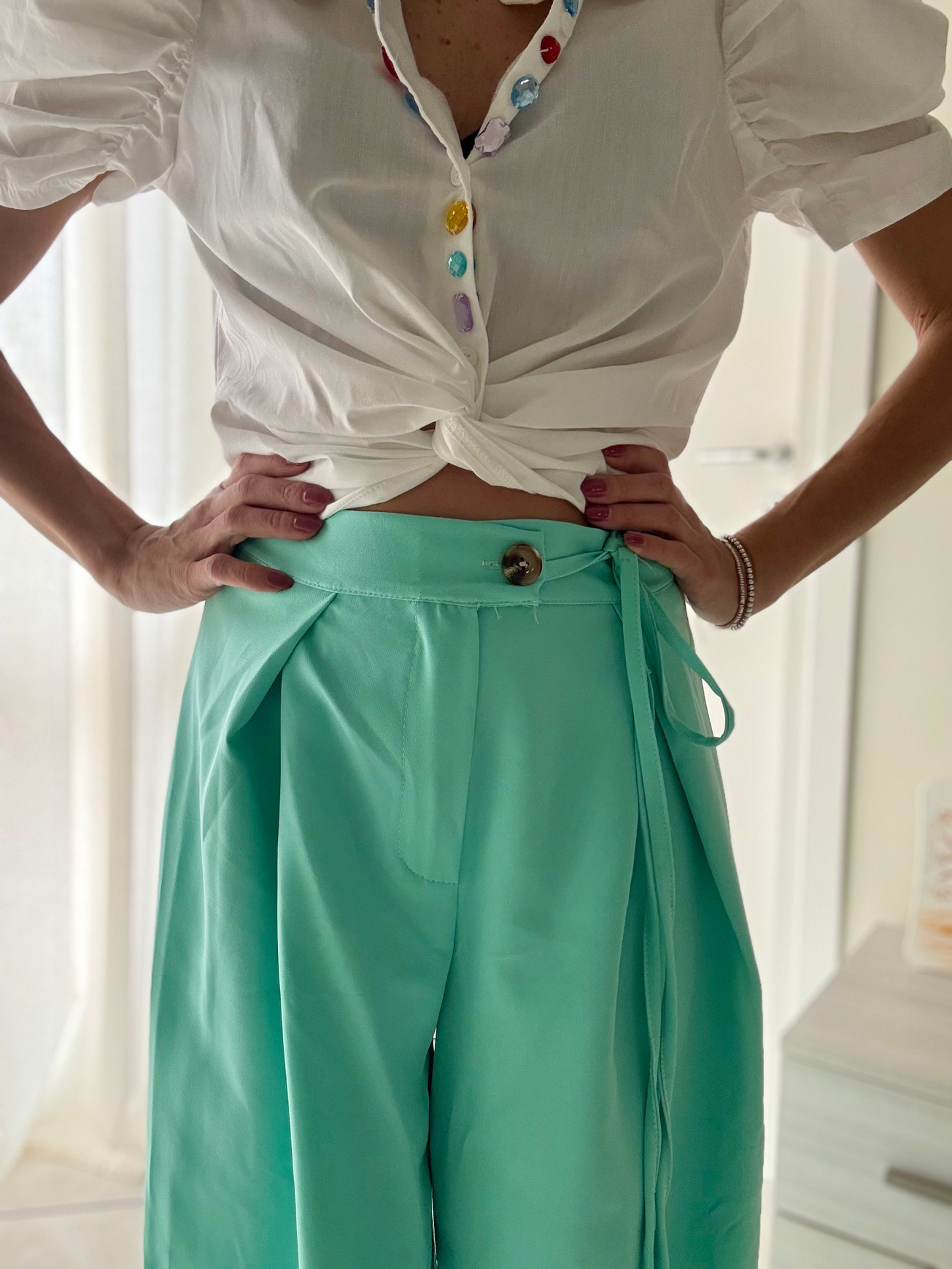 Pantalone Largo con Bottone e Dettagli Fiocco in Vita