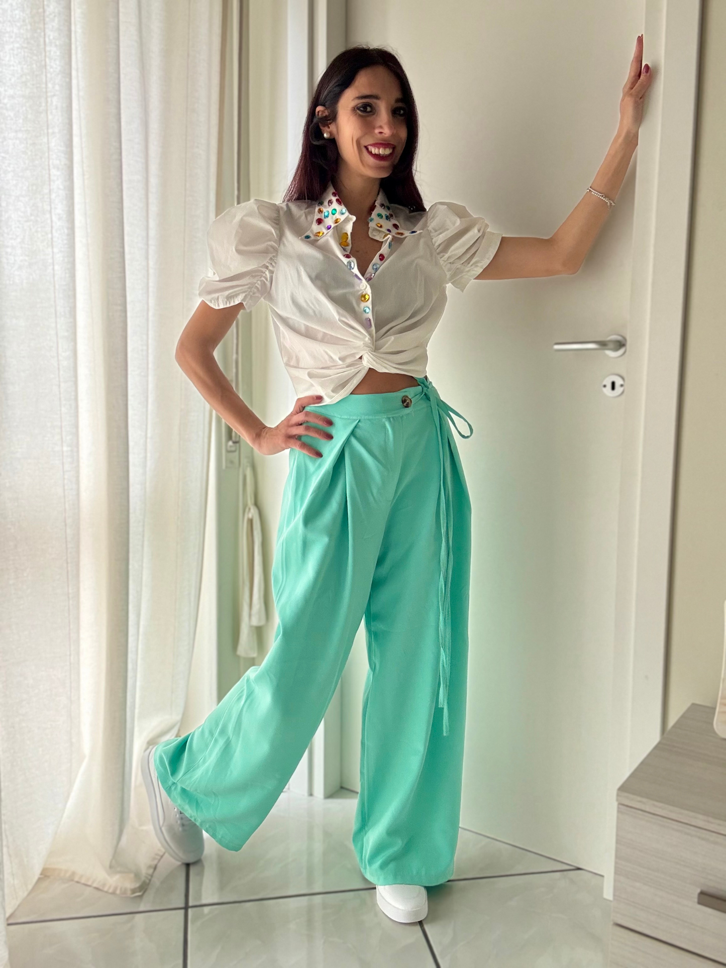 Pantalone Largo con Bottone e Dettagli Fiocco in Vita