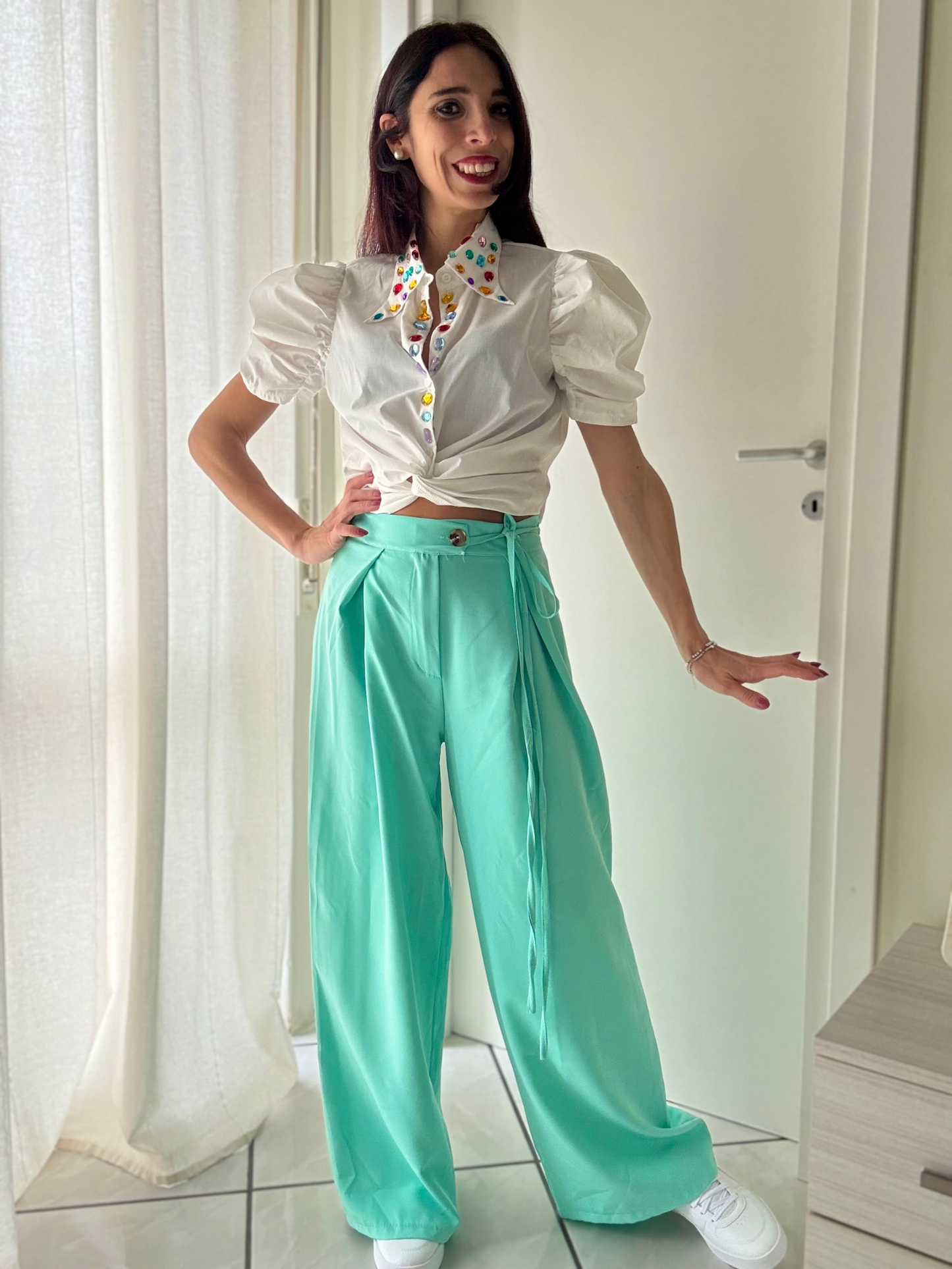 Camicia Crop con Dettaglio Gioiello sul Colletto - Eleganza e Stile Unico