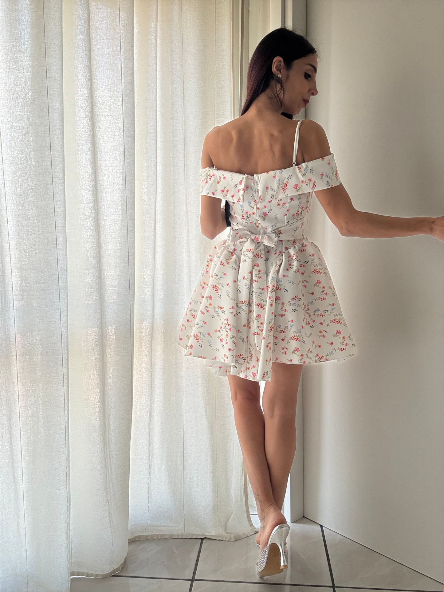 Vestito corto bianco con fiori - Scollo a barca e vestibilità svasata (Taglia unica XS-M)