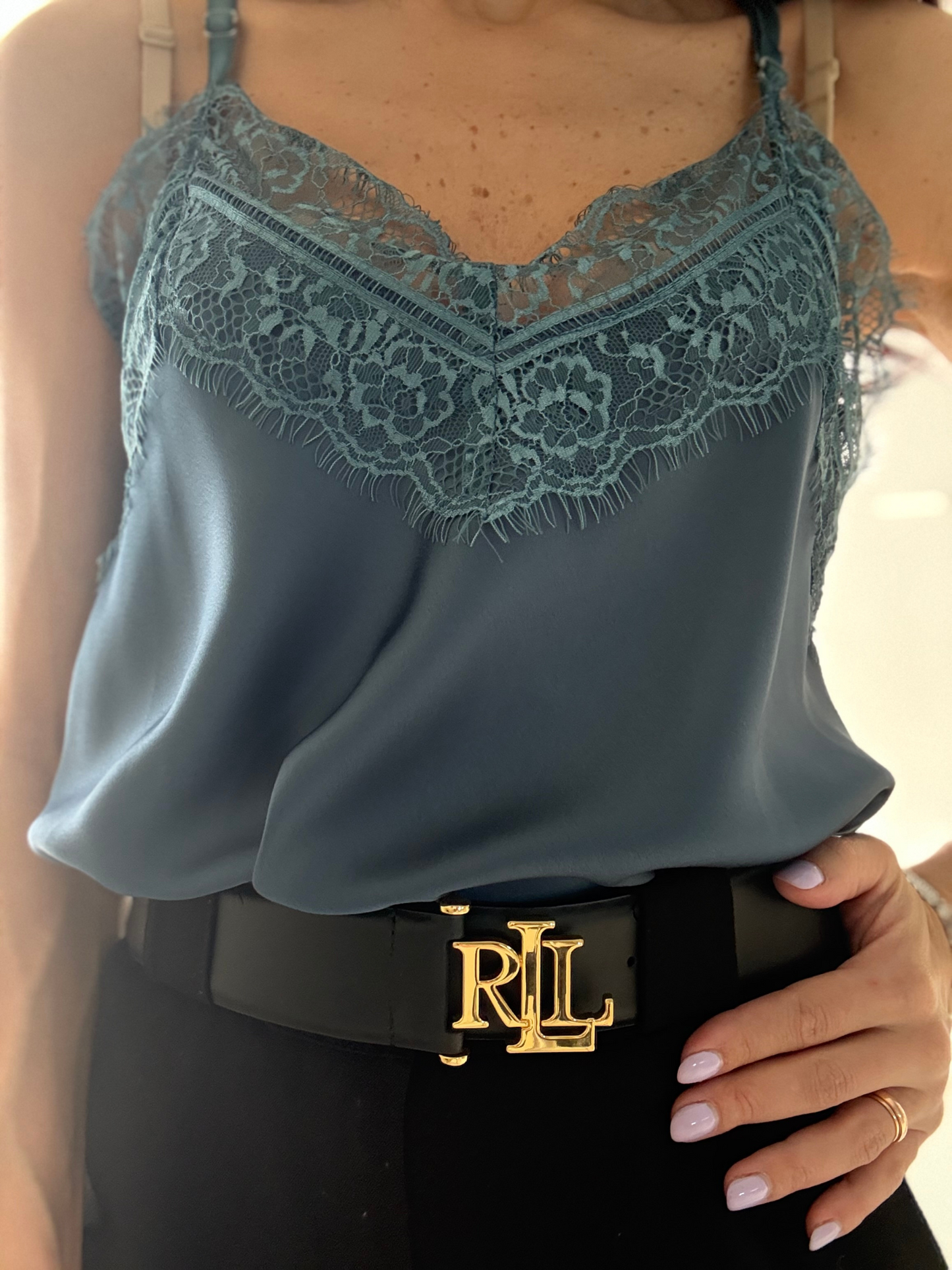 Sottogiacca in Satin con Dettaglio Merletto – Eleganza e Comfort in Unico Stile