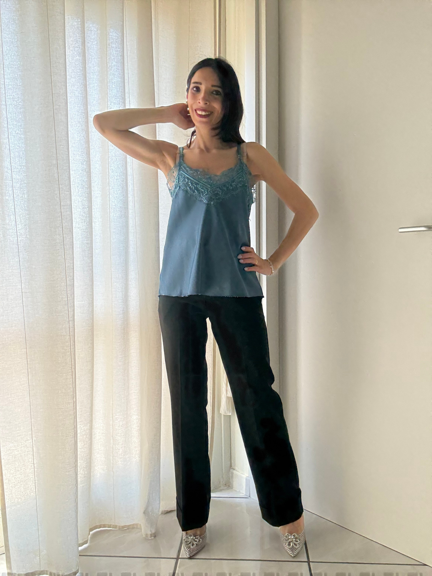Sottogiacca in Satin con Dettaglio Merletto – Eleganza e Comfort in Unico Stile