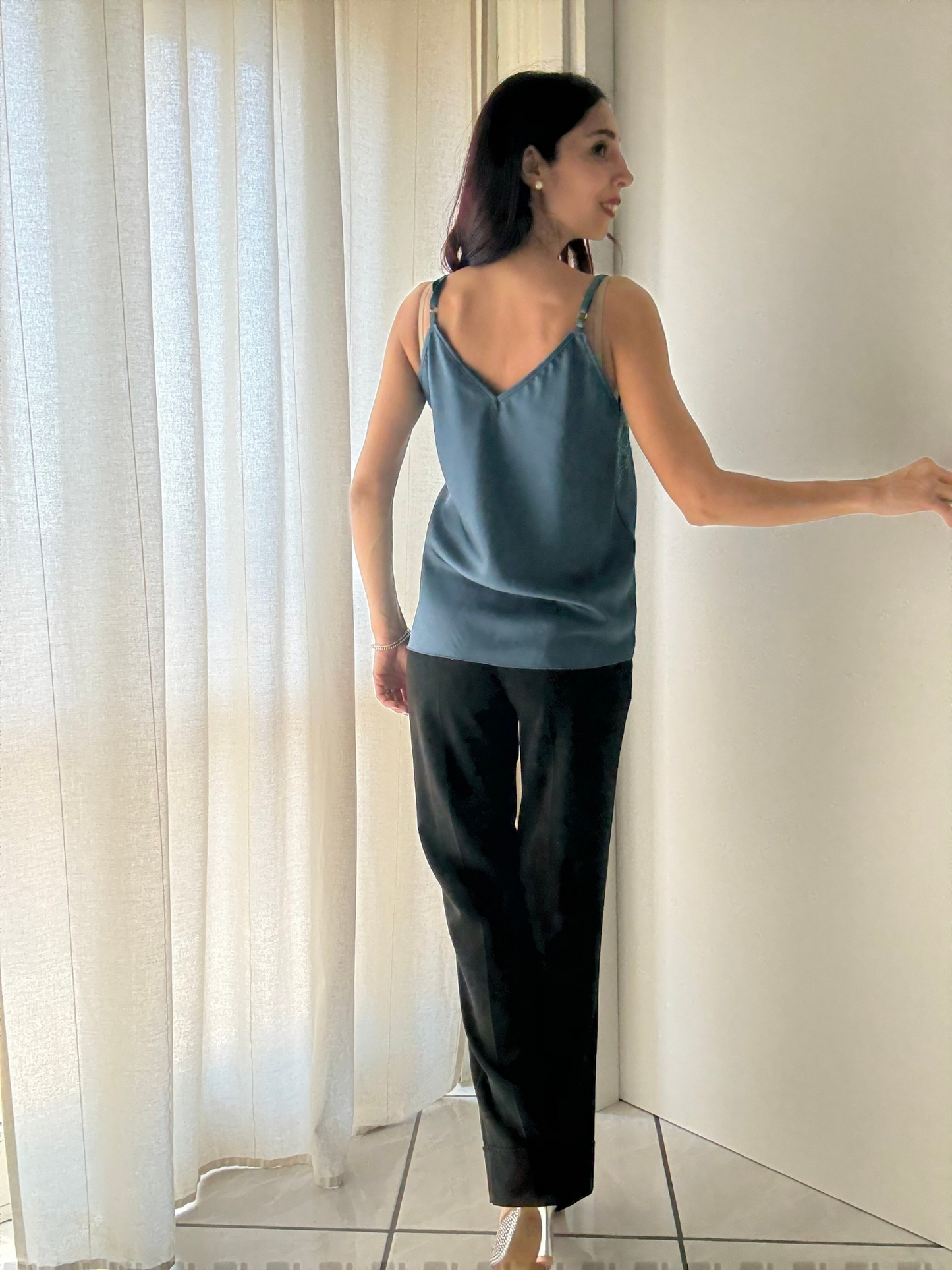 Sottogiacca in Satin con Dettaglio Merletto – Eleganza e Comfort in Unico Stile