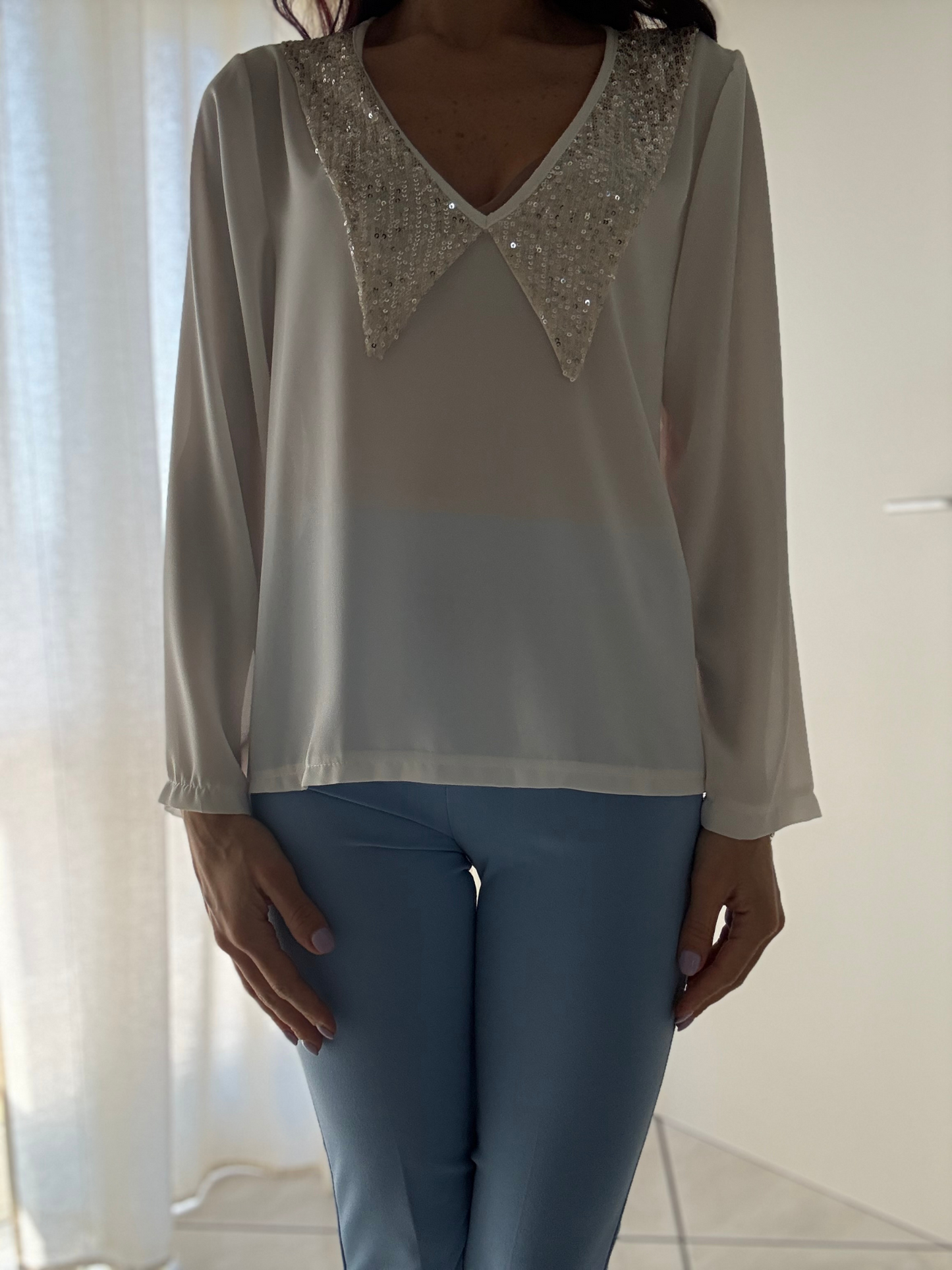 Camicia in Velo con Collo a Paillettes - Eleganza e Stile per Ogni Occasione