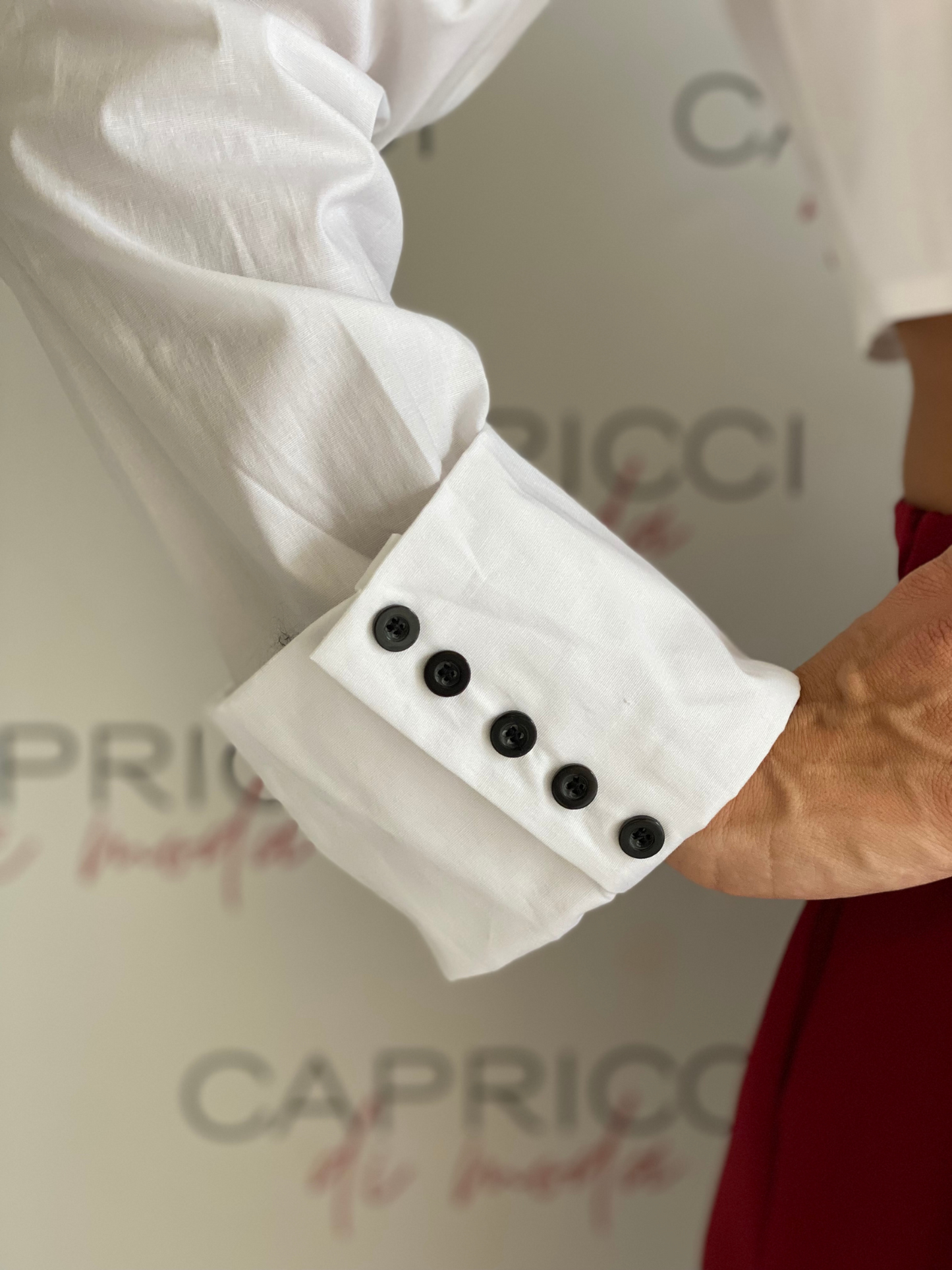 Camicia Crop Bianca con Bottoni Neri e Dettaglio Piegone sui Polsini – Taglia Unica