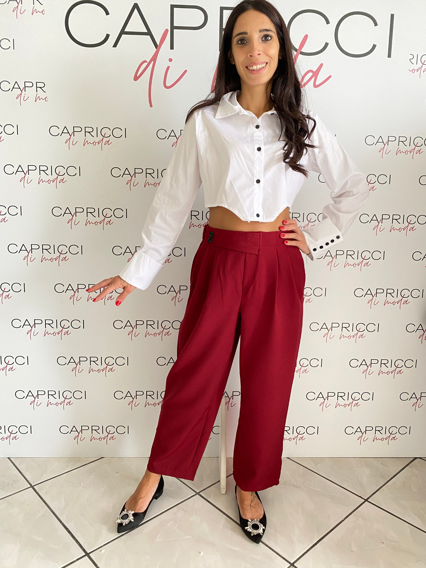 Camicia Crop Bianca con Bottoni Neri e Dettaglio Piegone sui Polsini – Taglia Unica