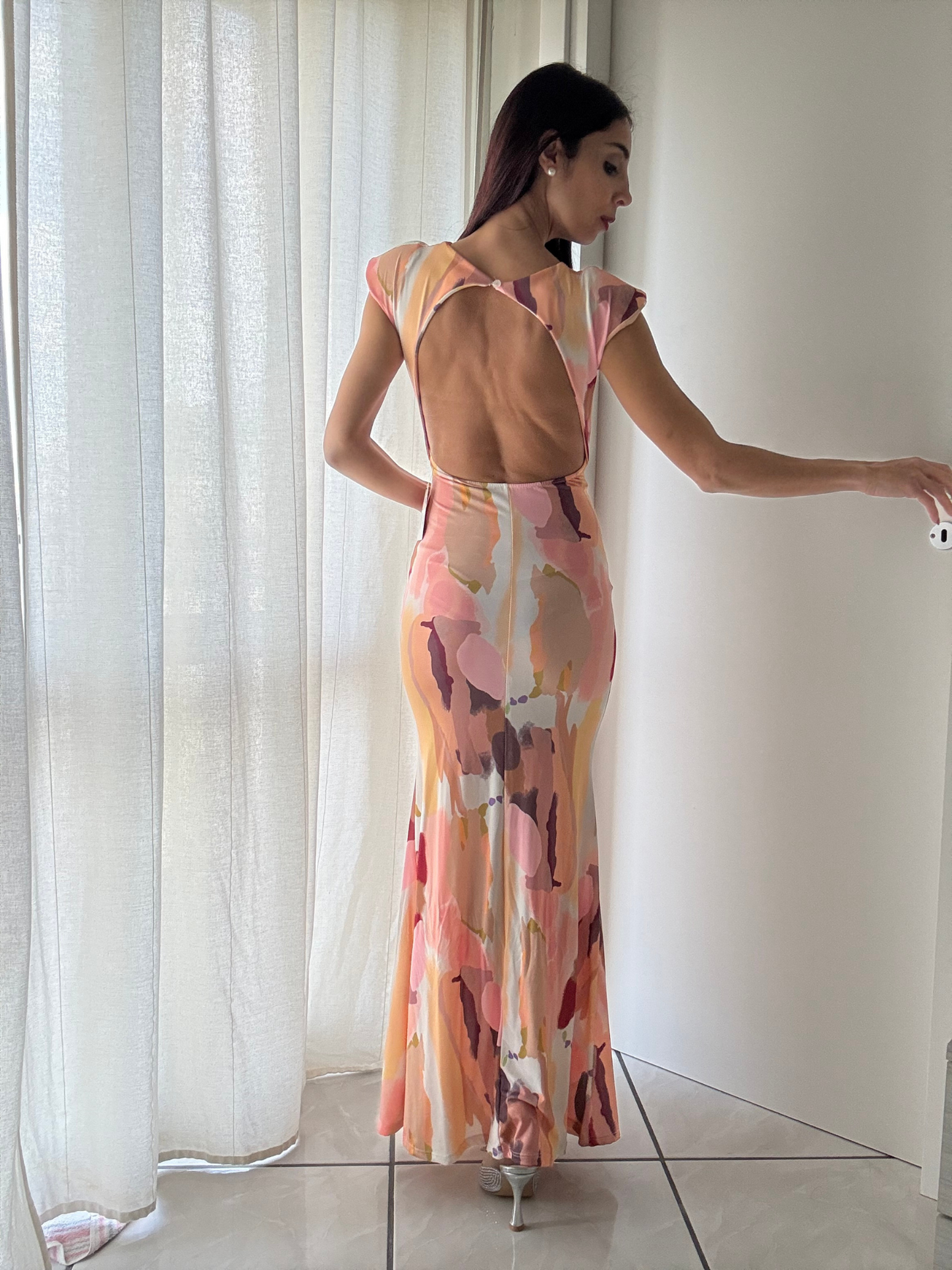 Vestito Lungo Elasticizzato a Fantasia con Scollo sul Retro