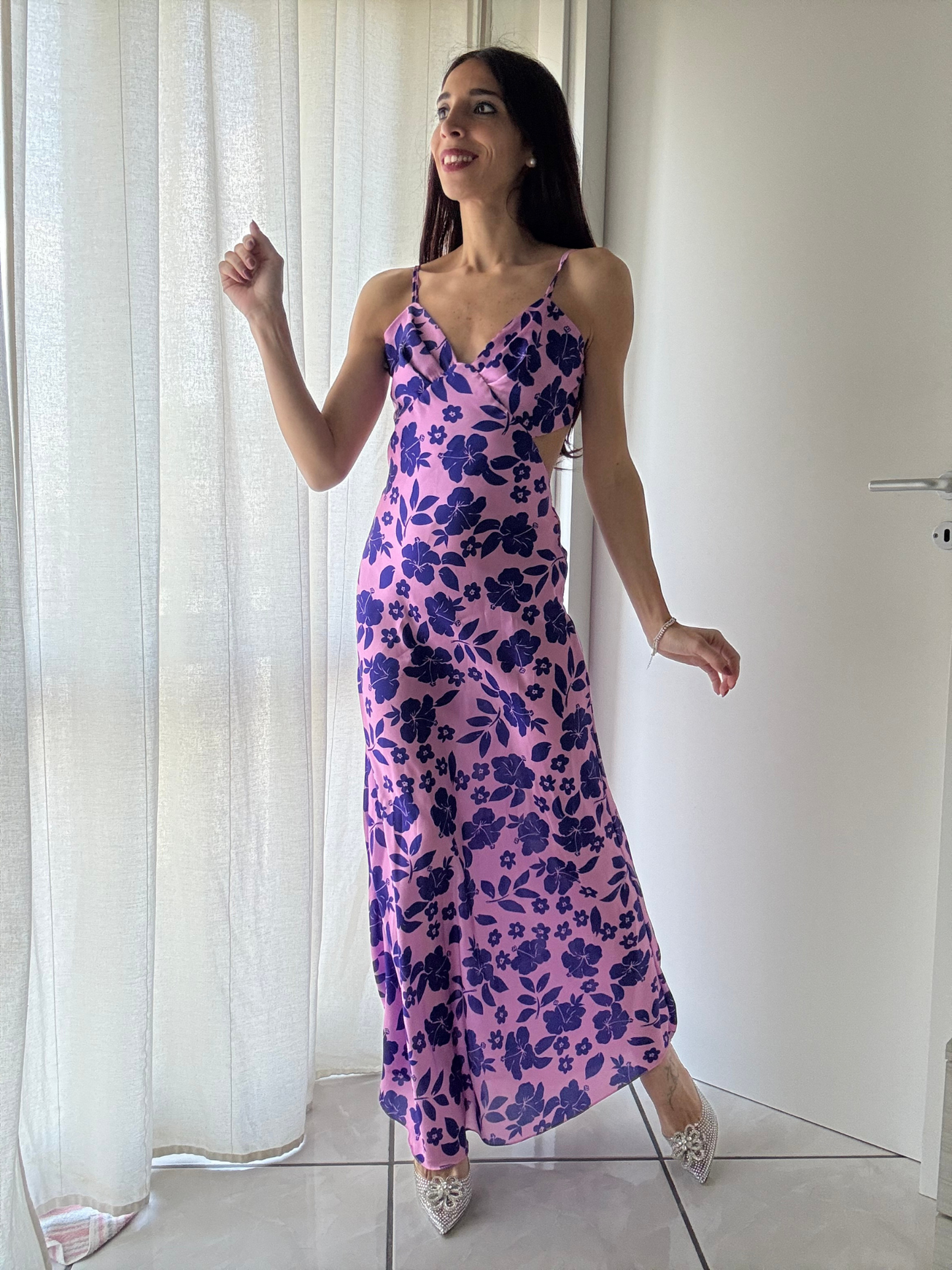 Abito Lungo Satin con Scollo sulla Schiena – Eleganza e Comfort in Taglia Unica