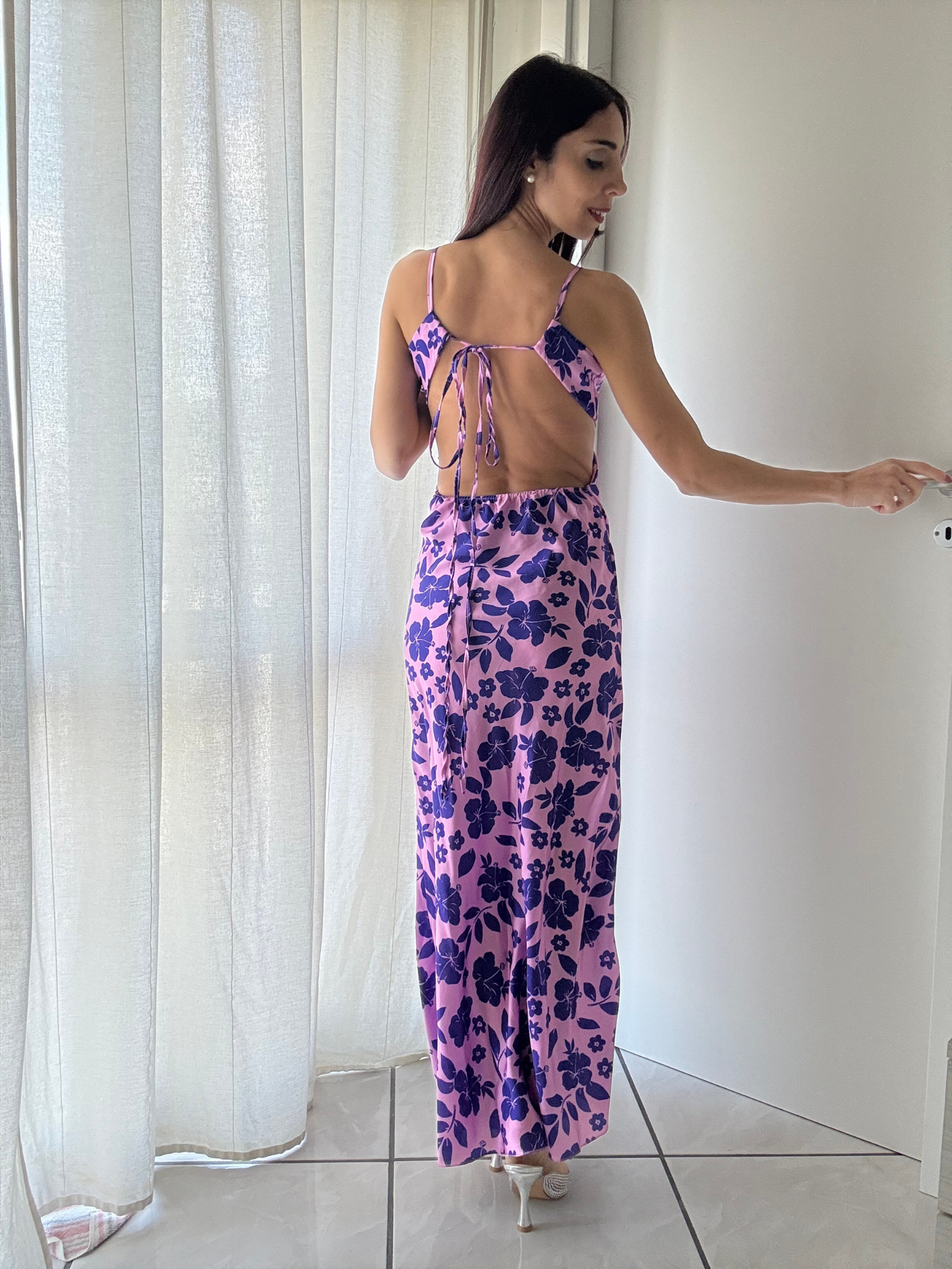 Abito Lungo Satin con Scollo sulla Schiena – Eleganza e Comfort in Taglia Unica
