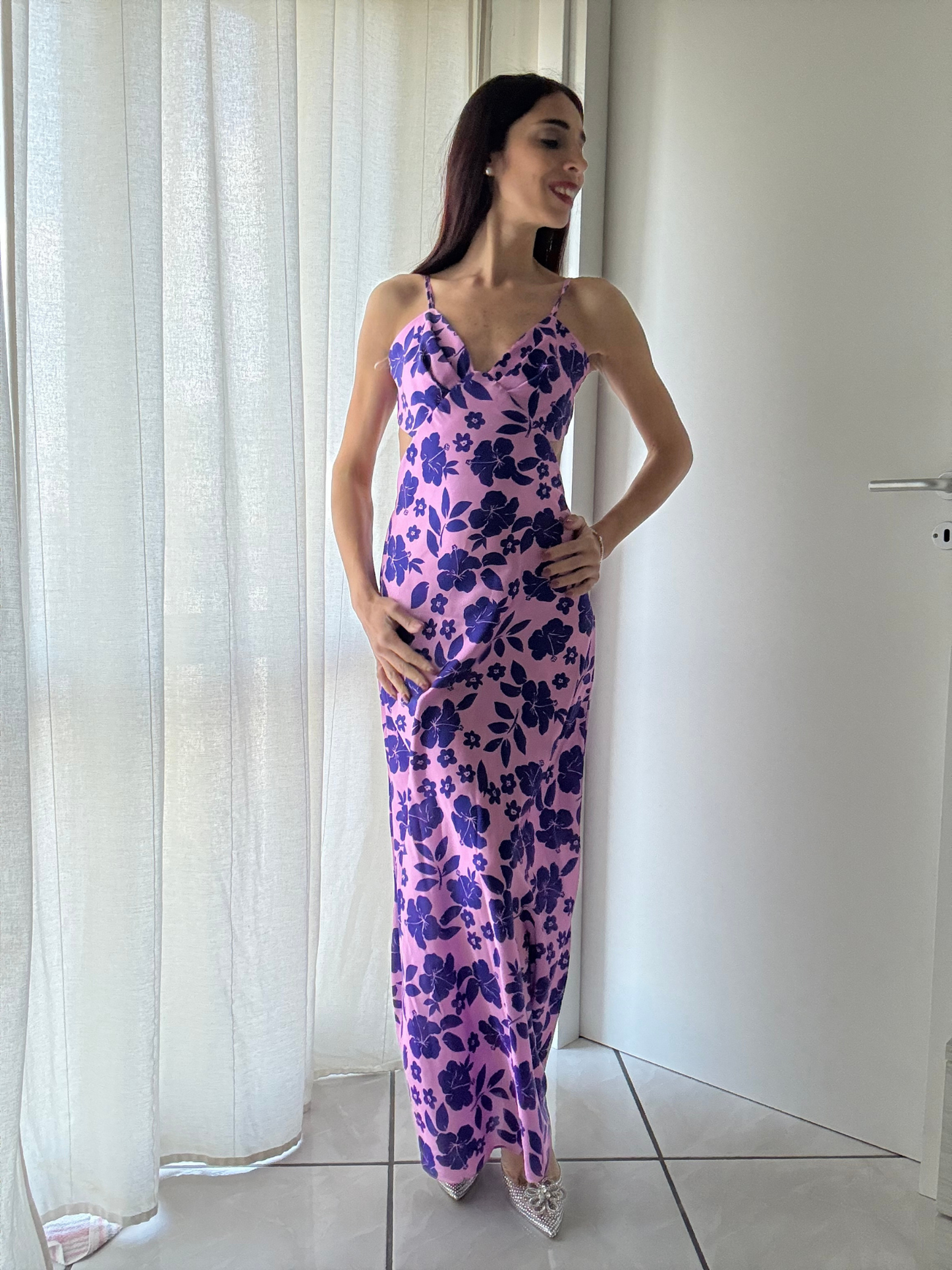 Abito Lungo Satin con Scollo sulla Schiena – Eleganza e Comfort in Taglia Unica