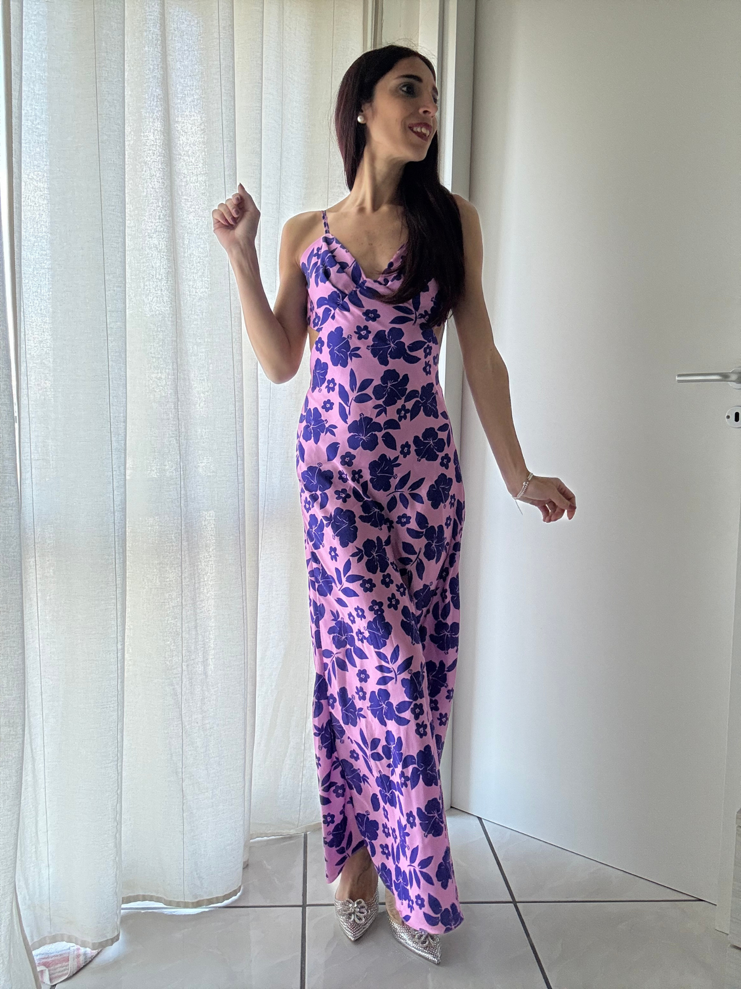 Abito Lungo Satin con Scollo sulla Schiena – Eleganza e Comfort in Taglia Unica
