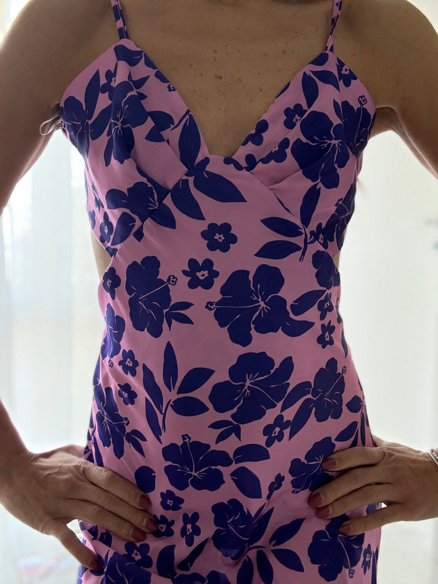 Abito Lungo Satin con Scollo sulla Schiena – Eleganza e Comfort in Taglia Unica
