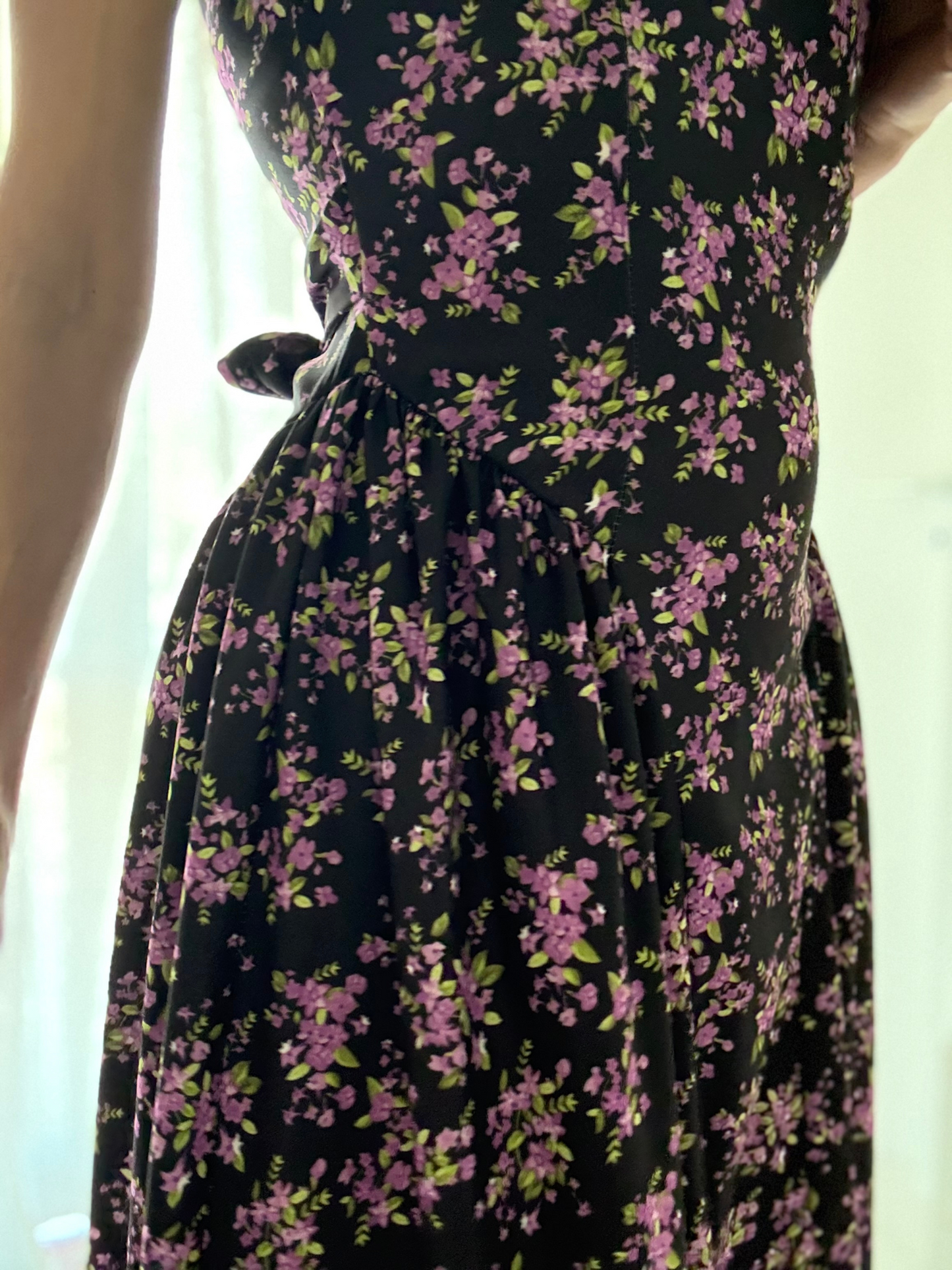 Abito Lungo Floreale con Fiocco sul Retro – Eleganza e Stile in Taglia Unica (XS-M)
