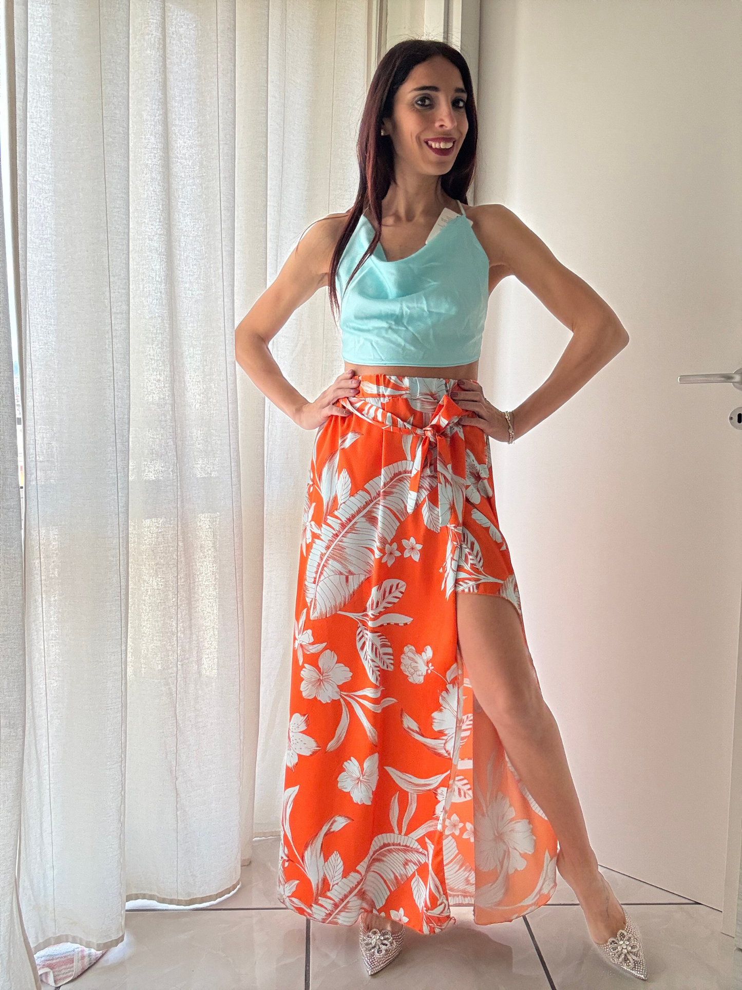 Top Corto in Satin con Schiena Nude – Eleganza e Comfort per Ogni Occasione