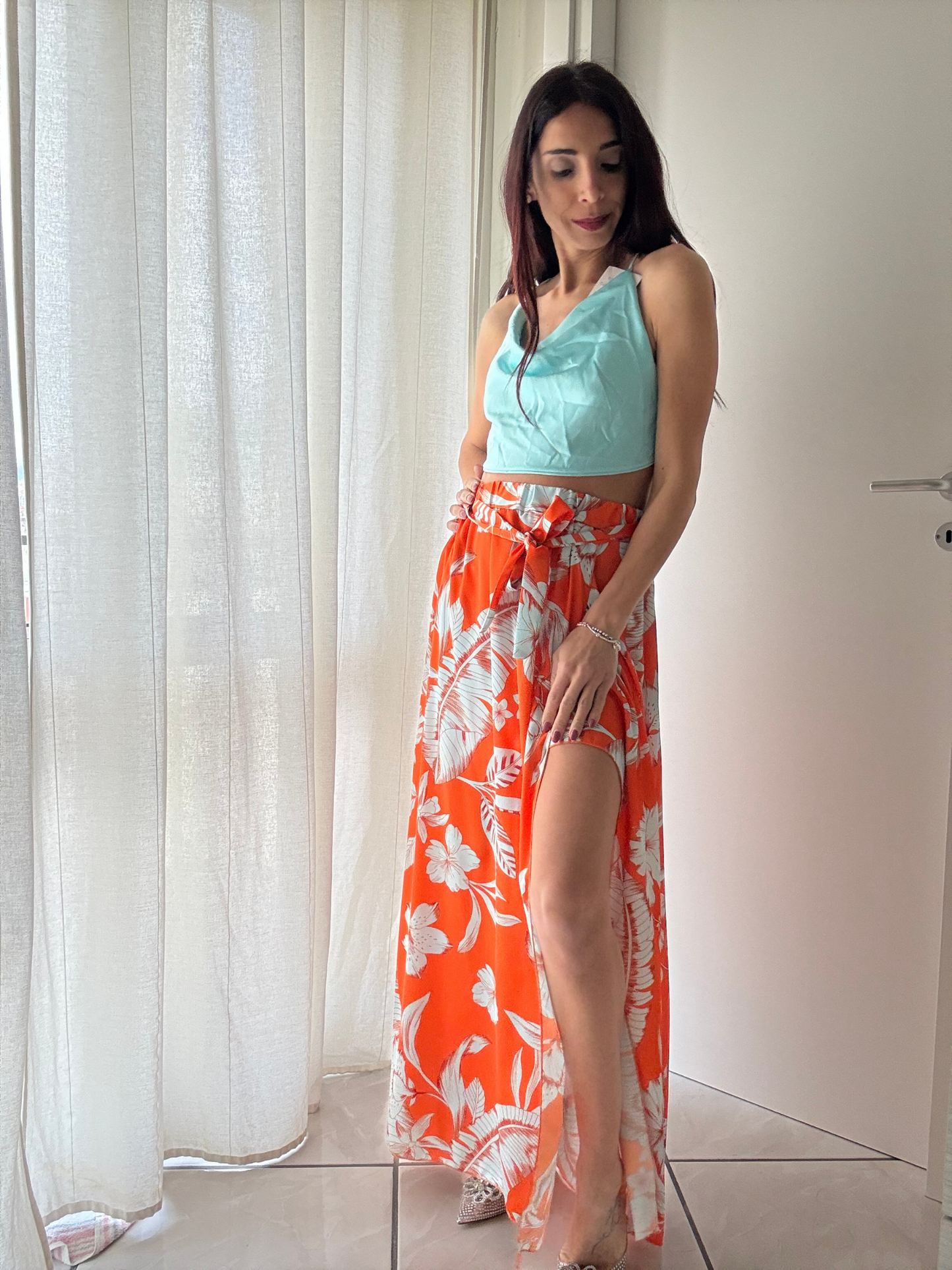 Top Corto in Satin con Schiena Nude – Eleganza e Comfort per Ogni Occasione