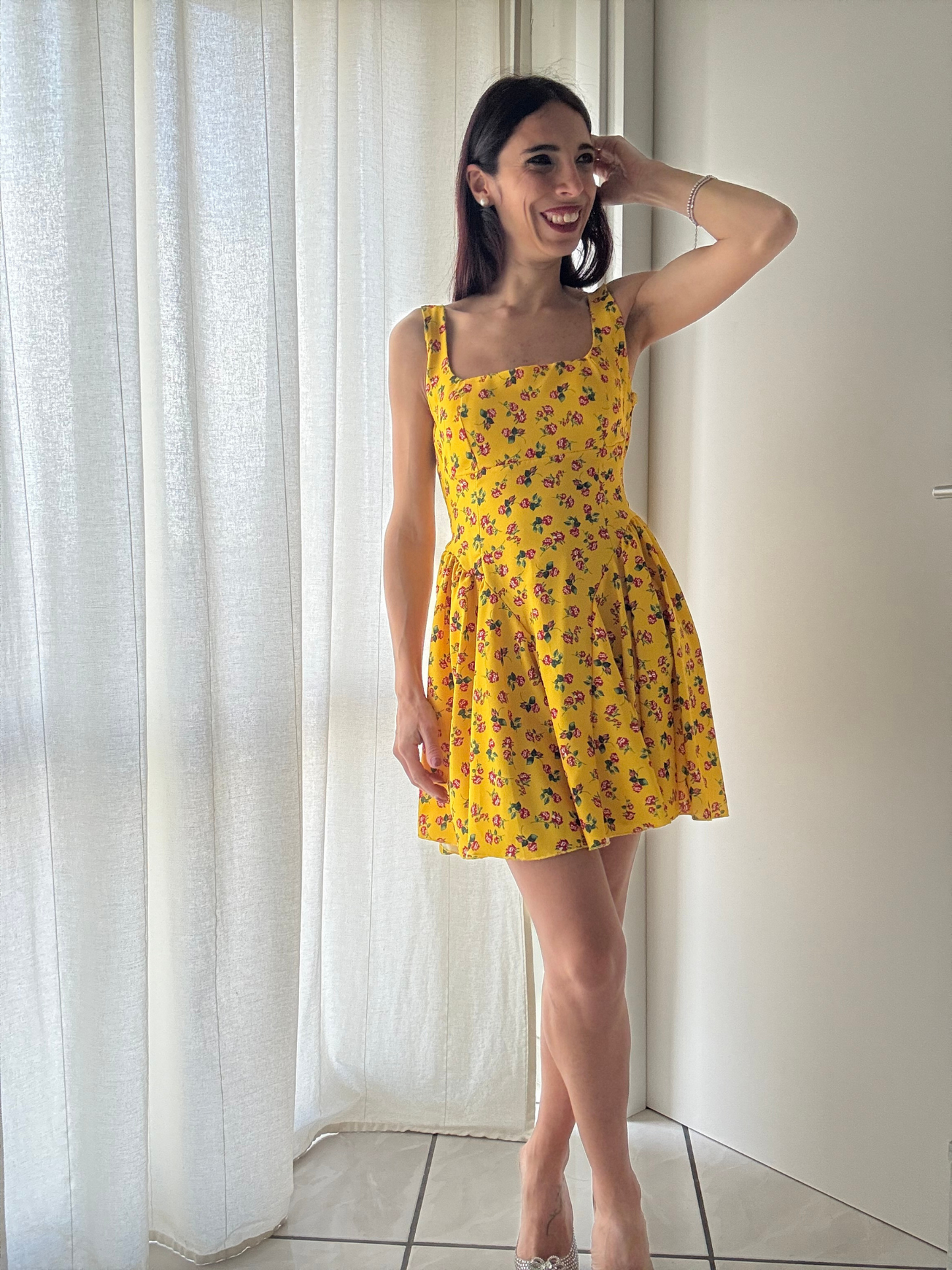 Abito Corto Floreale con Scollo sul Retro