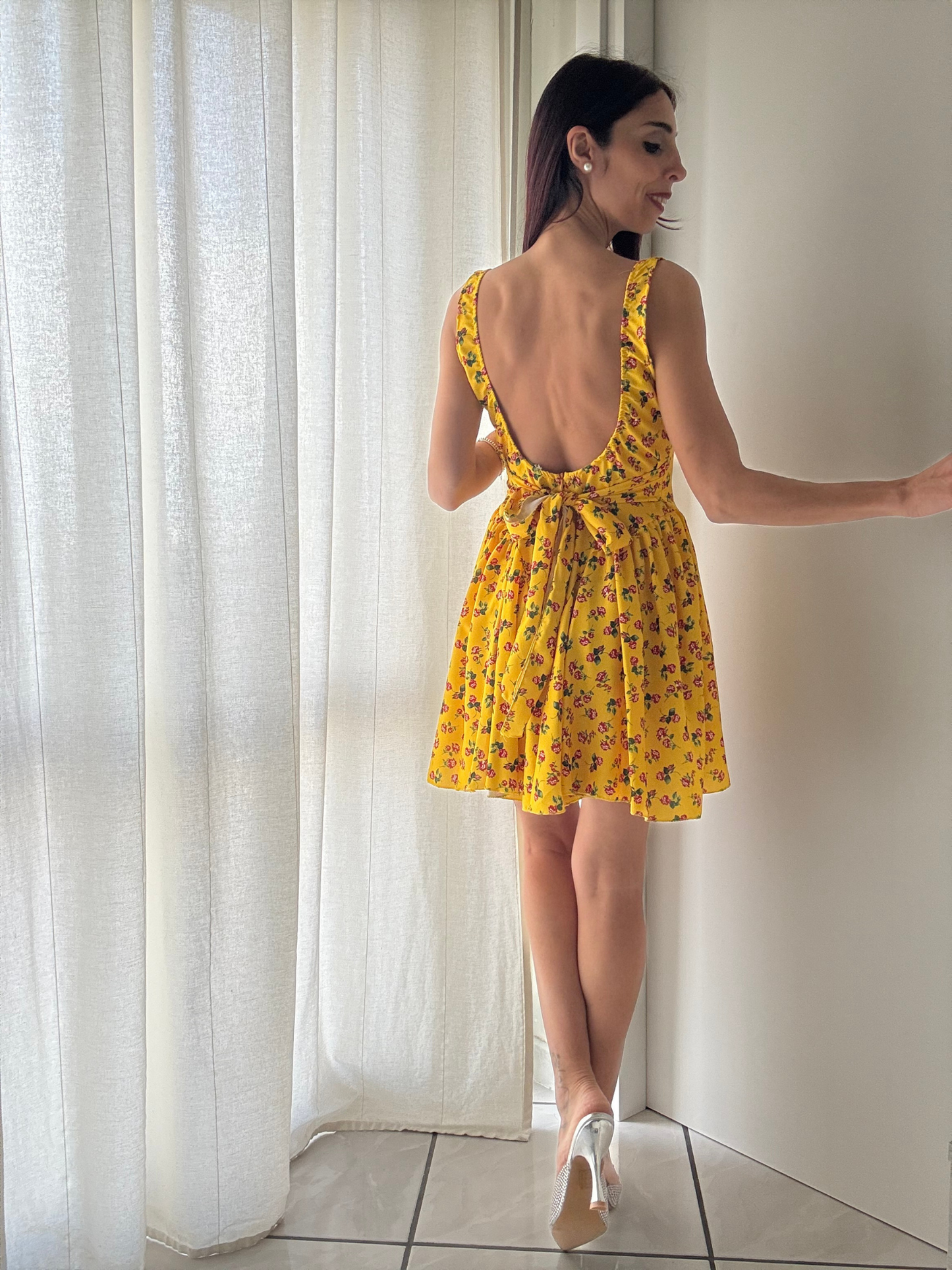 Abito Corto Floreale con Scollo sul Retro
