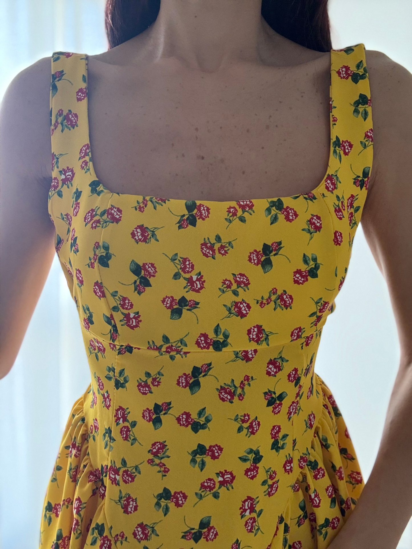 Abito Corto Floreale con Scollo sul Retro