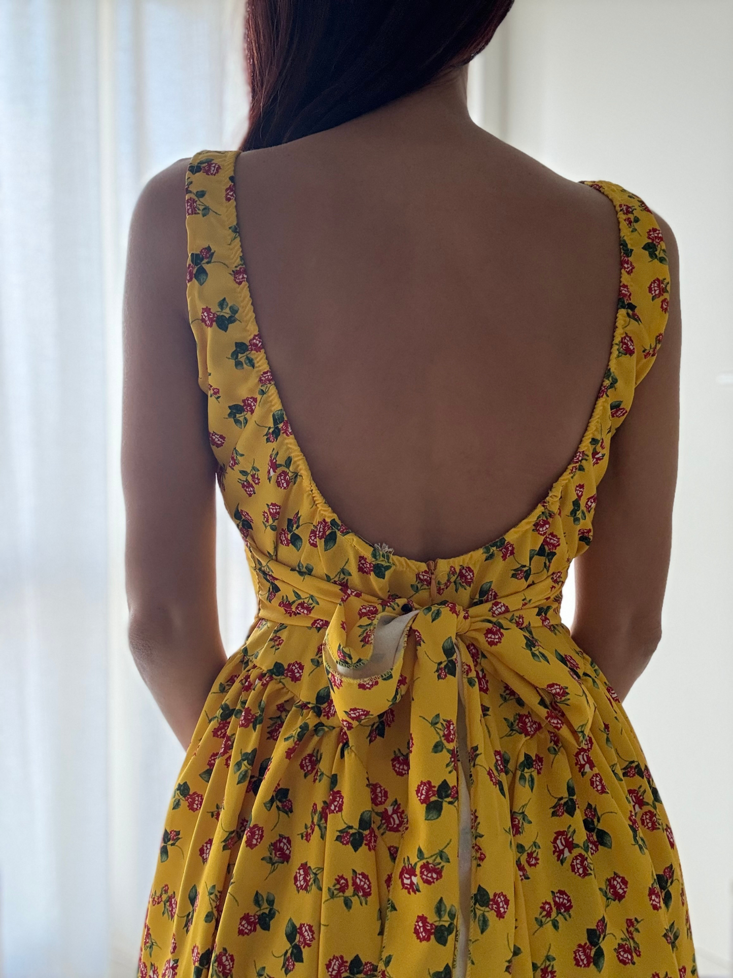 Abito Corto Floreale con Scollo sul Retro