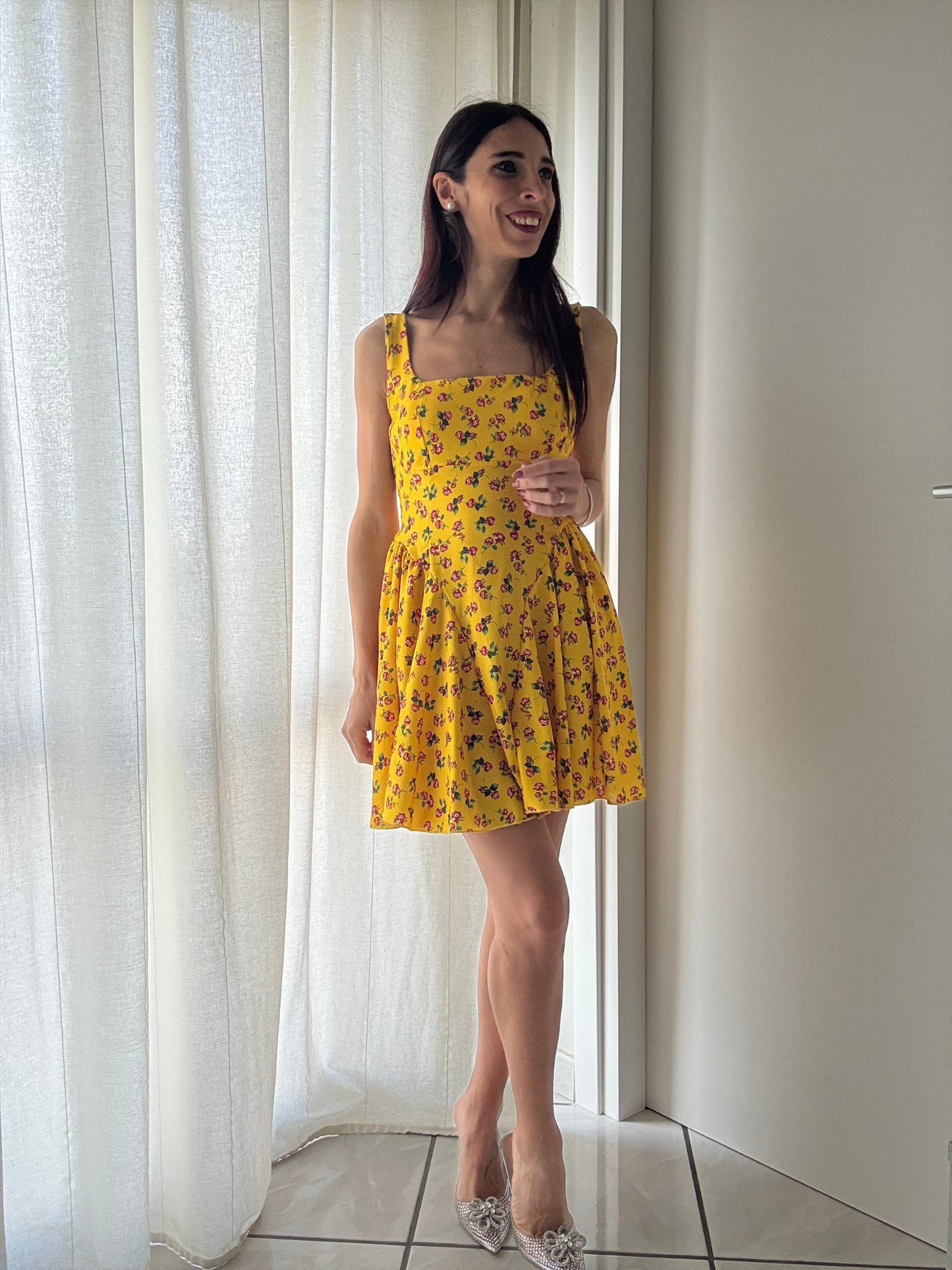 Abito Corto Floreale con Scollo sul Retro