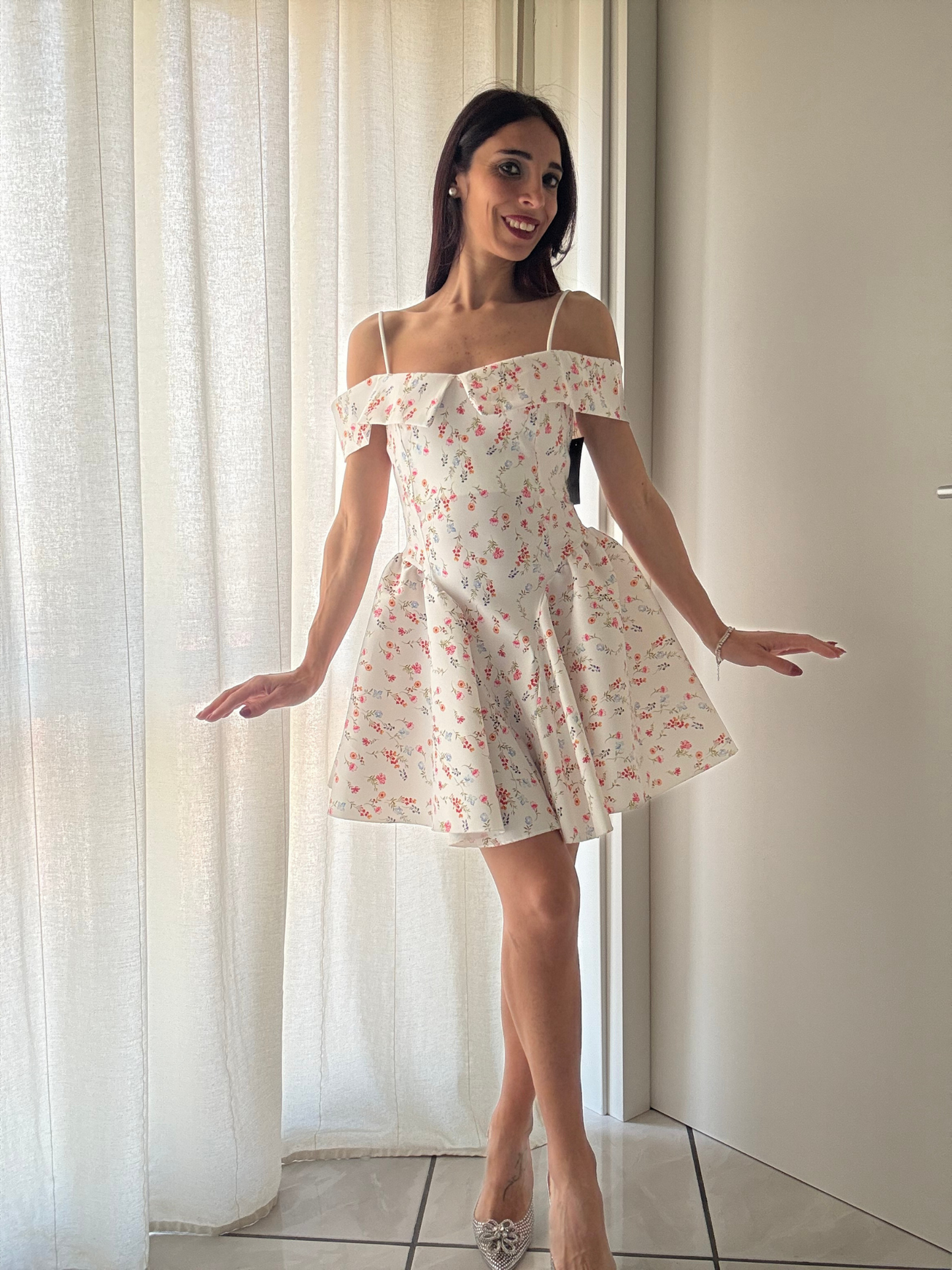 Vestito corto bianco con fiori - Scollo a barca e vestibilità svasata (Taglia unica XS-M)