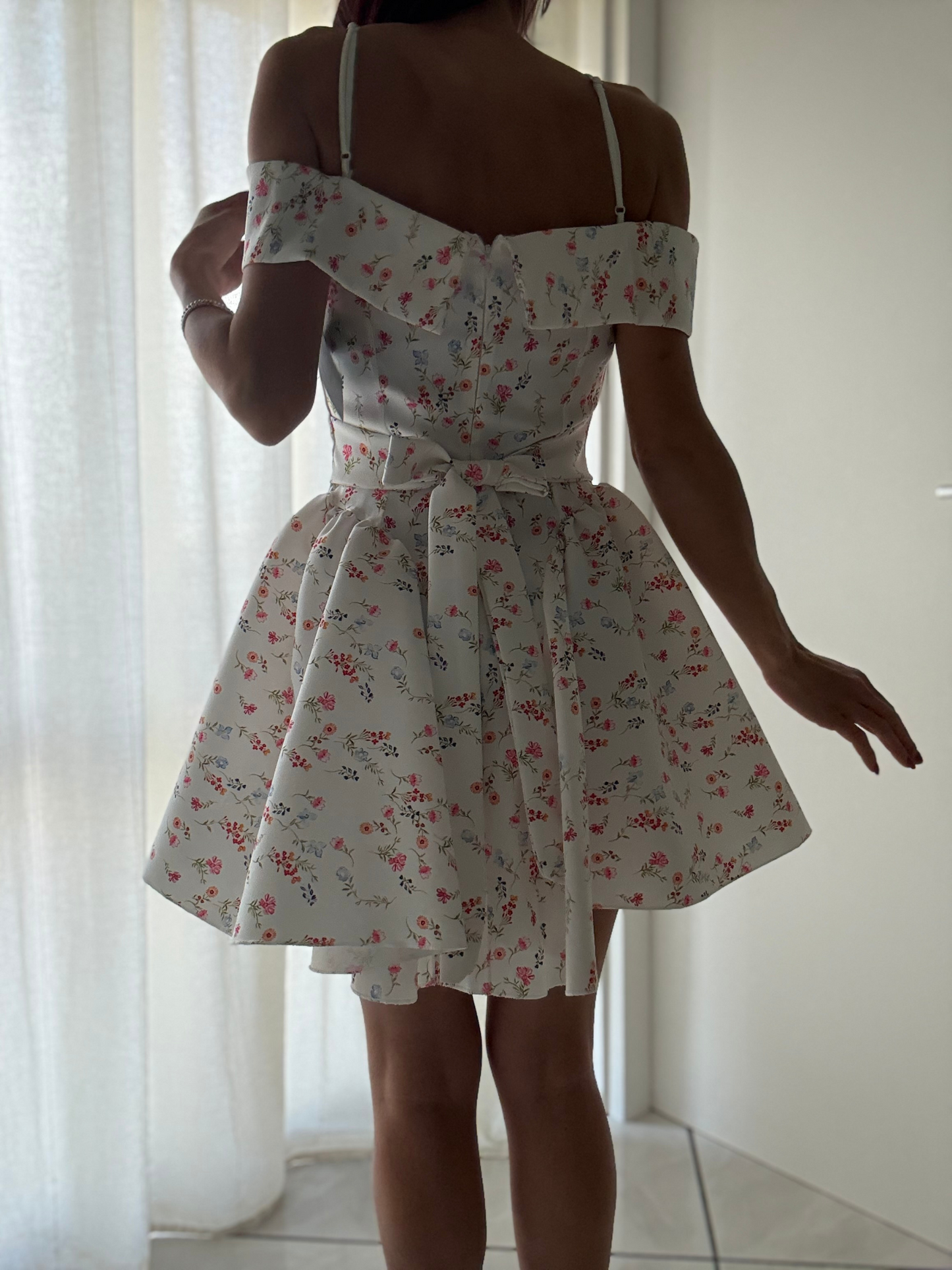 Vestito corto bianco con fiori - Scollo a barca e vestibilità svasata (Taglia unica XS-M)