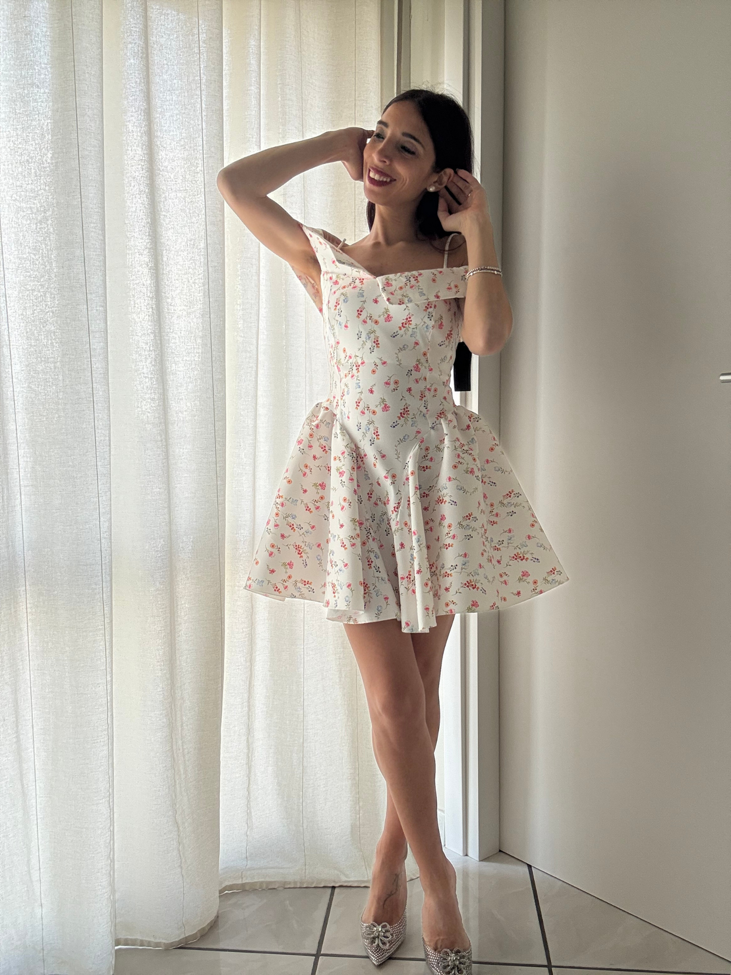 Vestito corto bianco con fiori - Scollo a barca e vestibilità svasata (Taglia unica XS-M)