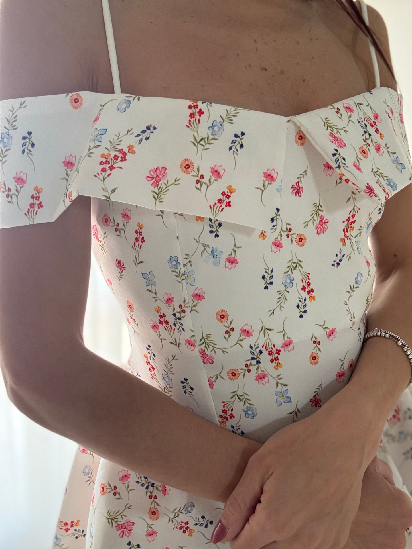 Vestito corto bianco con fiori - Scollo a barca e vestibilità svasata (Taglia unica XS-M)