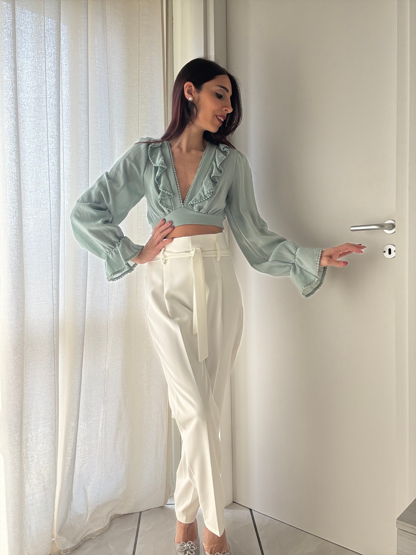 Camicia Crop Manica Lunga con Scollo a V e Laccetti - Stile Elegante e Raffinato