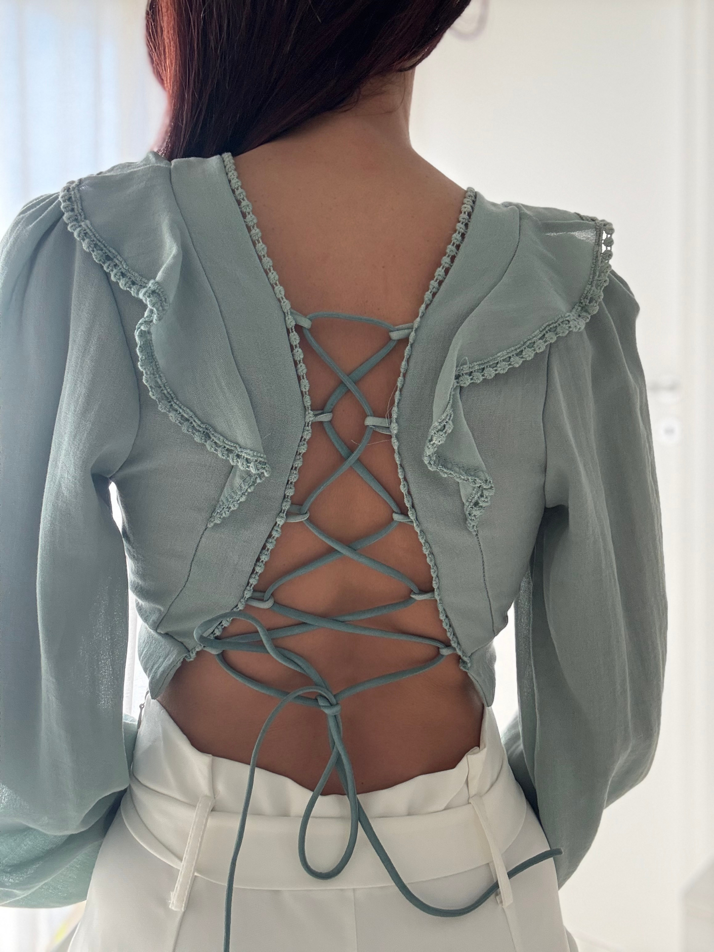 Camicia Crop Manica Lunga con Scollo a V e Laccetti - Stile Elegante e Raffinato