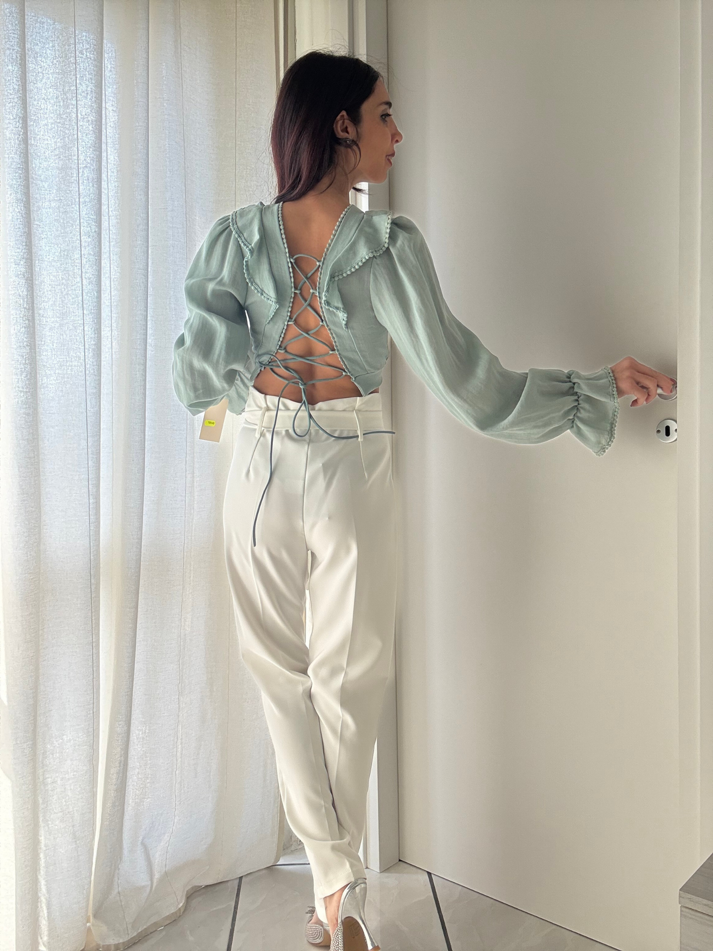 Camicia Crop Manica Lunga con Scollo a V e Laccetti - Stile Elegante e Raffinato