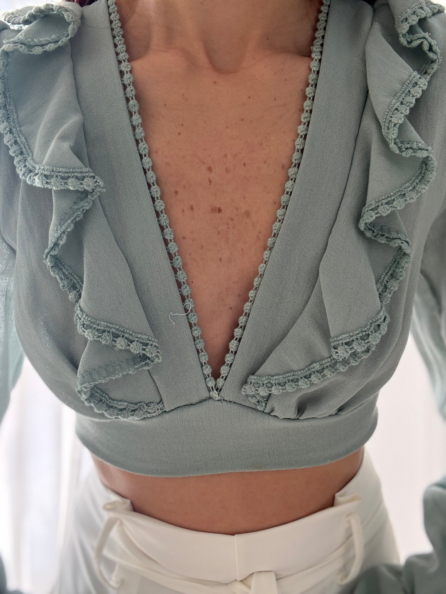 Camicia Crop Manica Lunga con Scollo a V e Laccetti - Stile Elegante e Raffinato