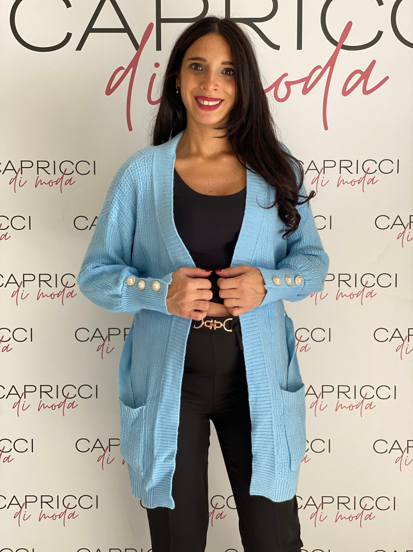 Cardigan con bottoni gioiello e cinturino in vita