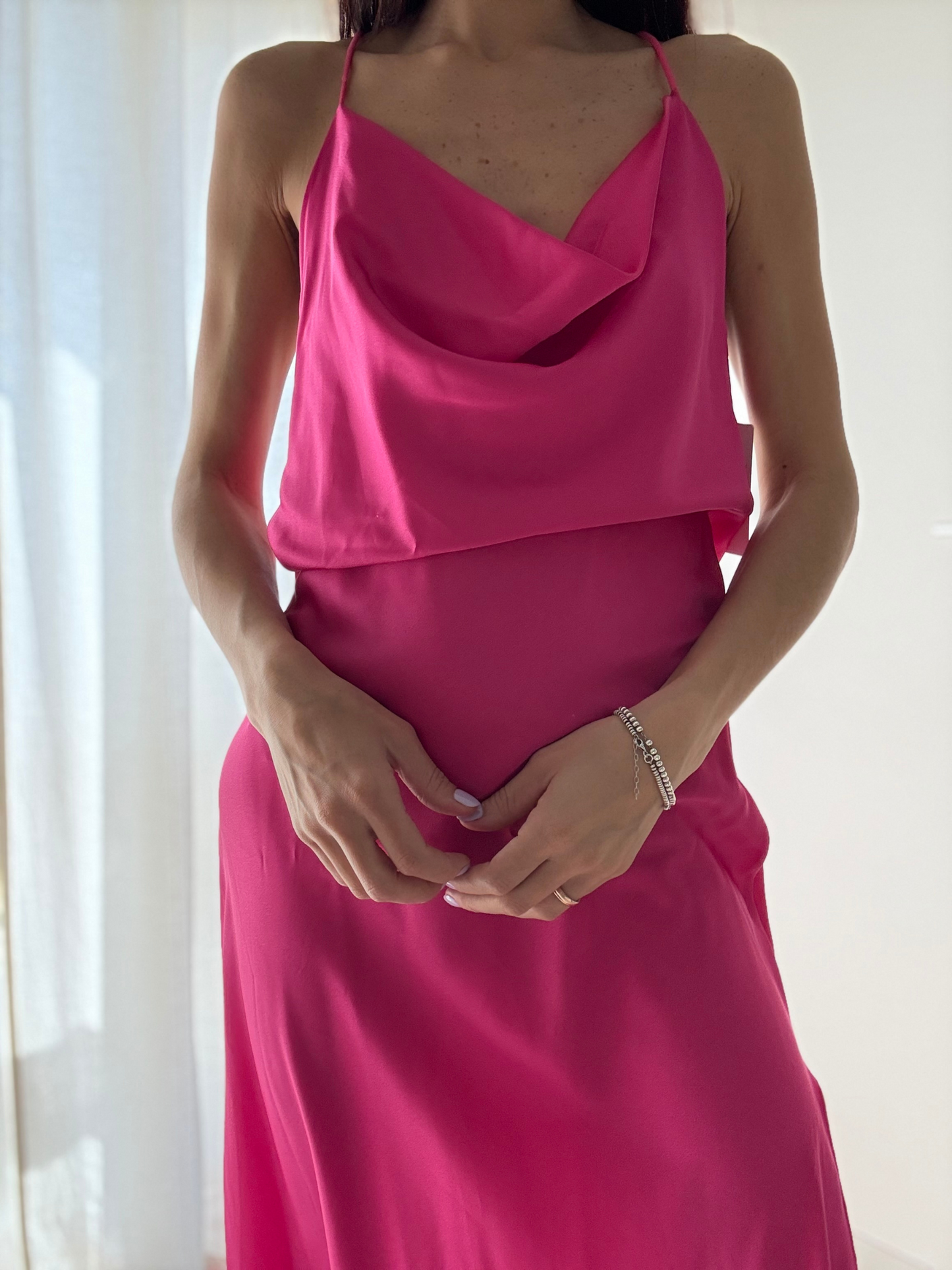 Abito Lungo in Satin con Scollo sulla Schiena e Spacco Laterale
