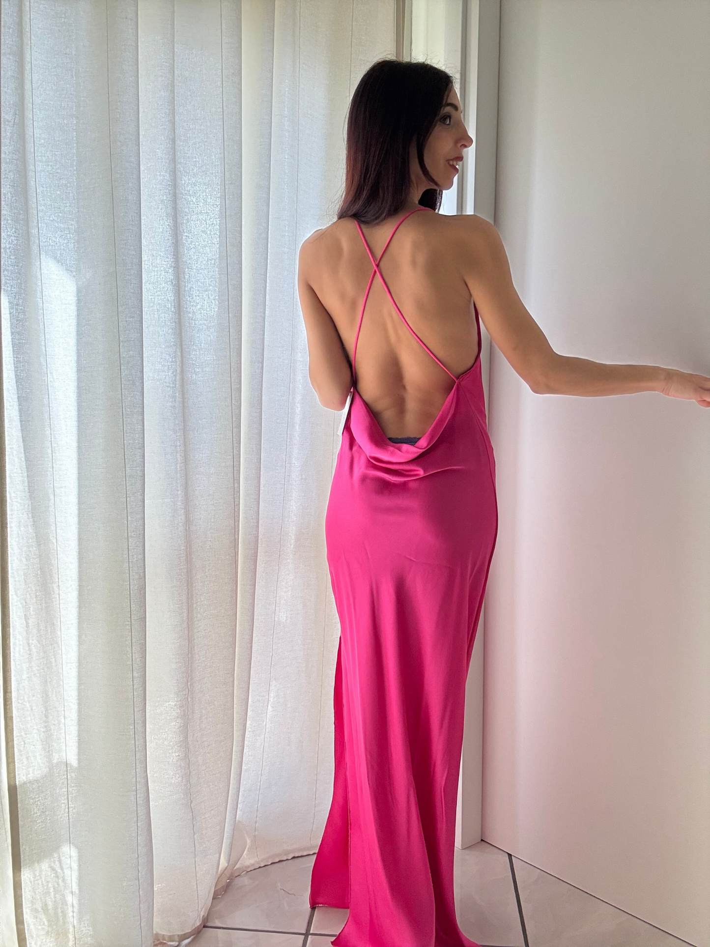 Abito Lungo in Satin con Scollo sulla Schiena e Spacco Laterale