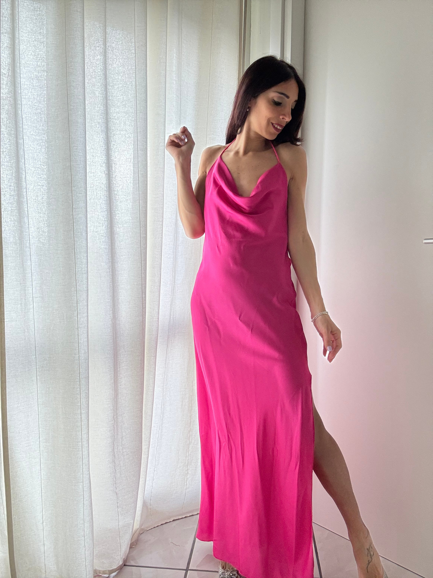 Abito Lungo in Satin con Scollo sulla Schiena e Spacco Laterale