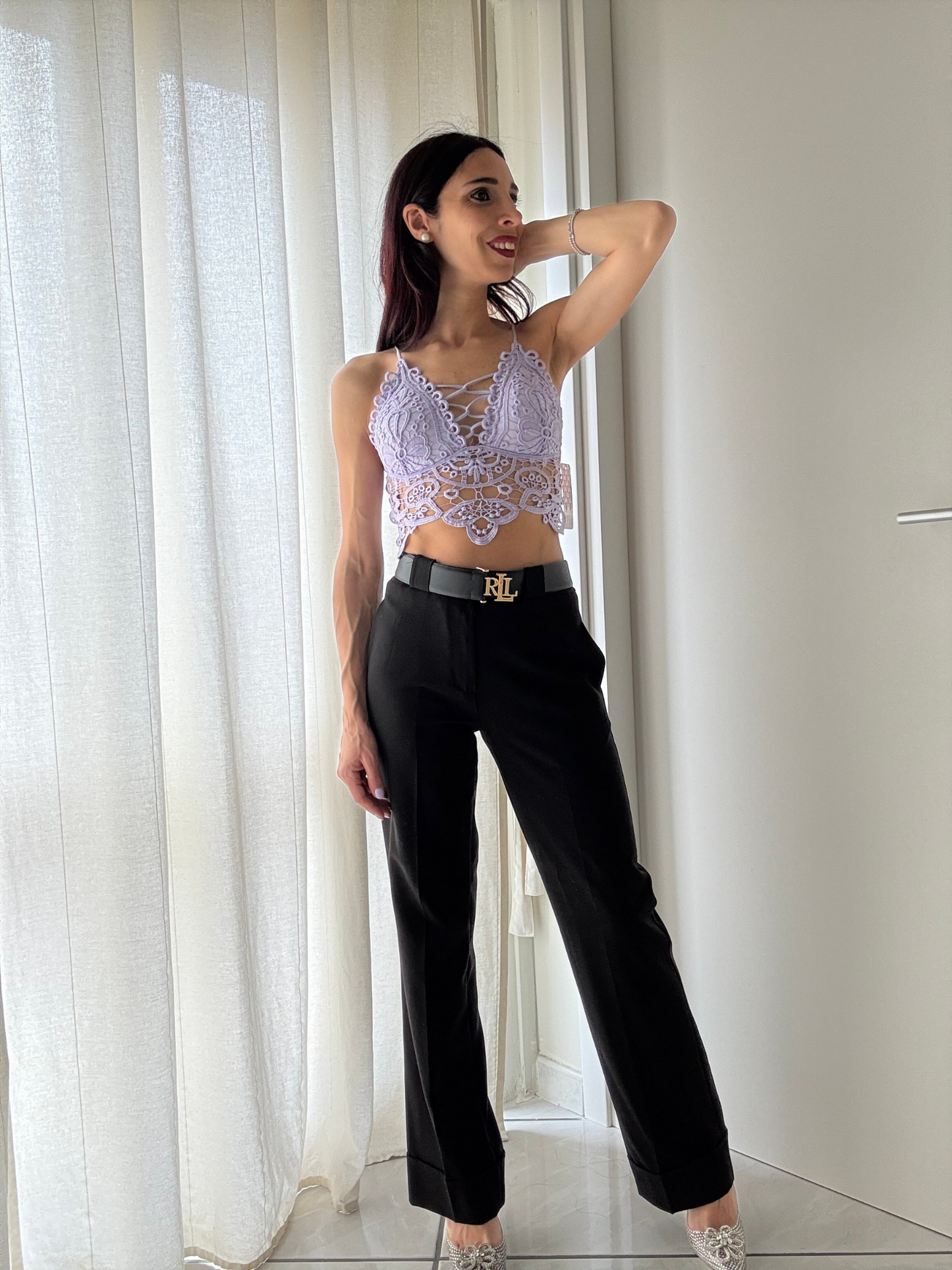 Top ricamato con scollo sulla schiena