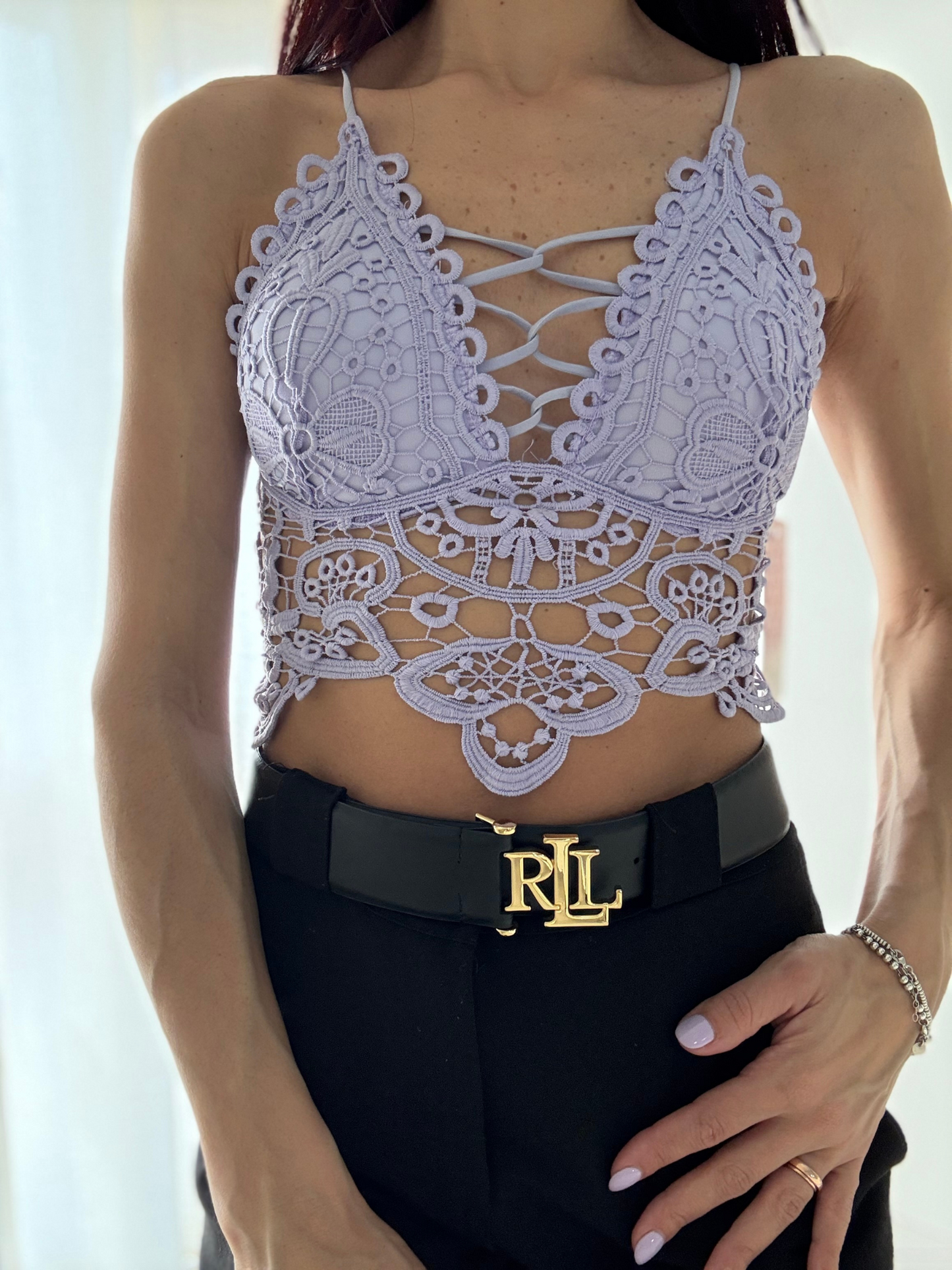 Top ricamato con scollo sulla schiena