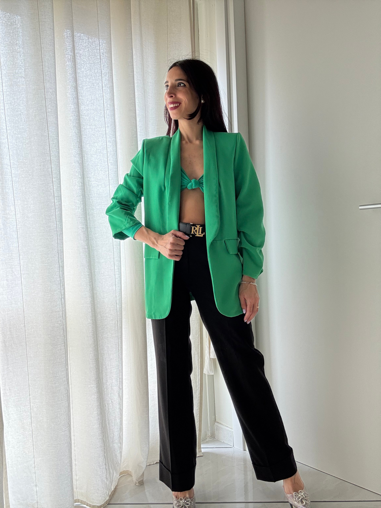 Giacca Senza Bottoni con Collo Sciallato – Eleganza e Comfort in un Solo Look