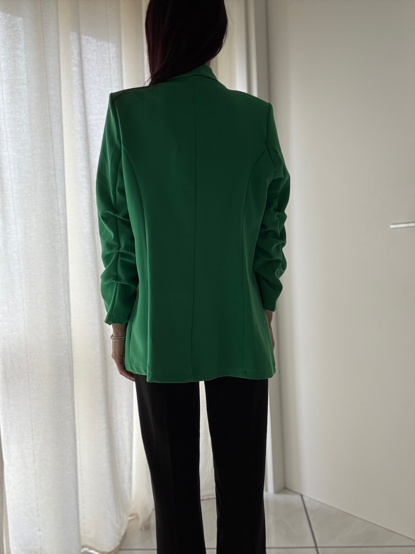 Giacca Senza Bottoni con Collo Sciallato – Eleganza e Comfort in un Solo Look