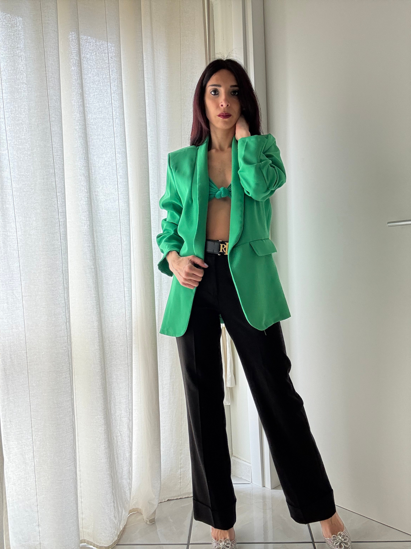 Giacca Senza Bottoni con Collo Sciallato – Eleganza e Comfort in un Solo Look