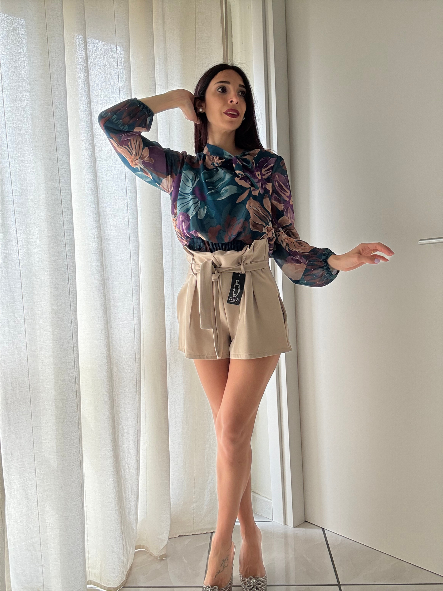 Camicia crop floreale con fiocco