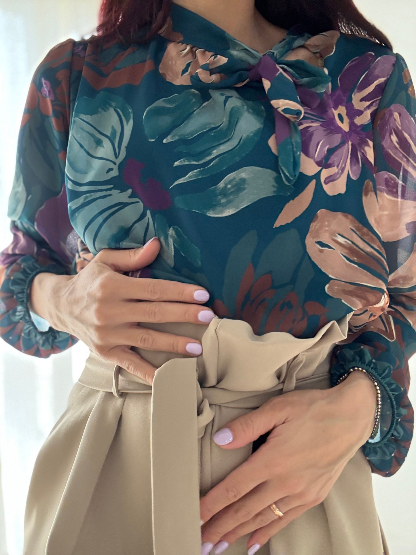 Camicia crop floreale con fiocco
