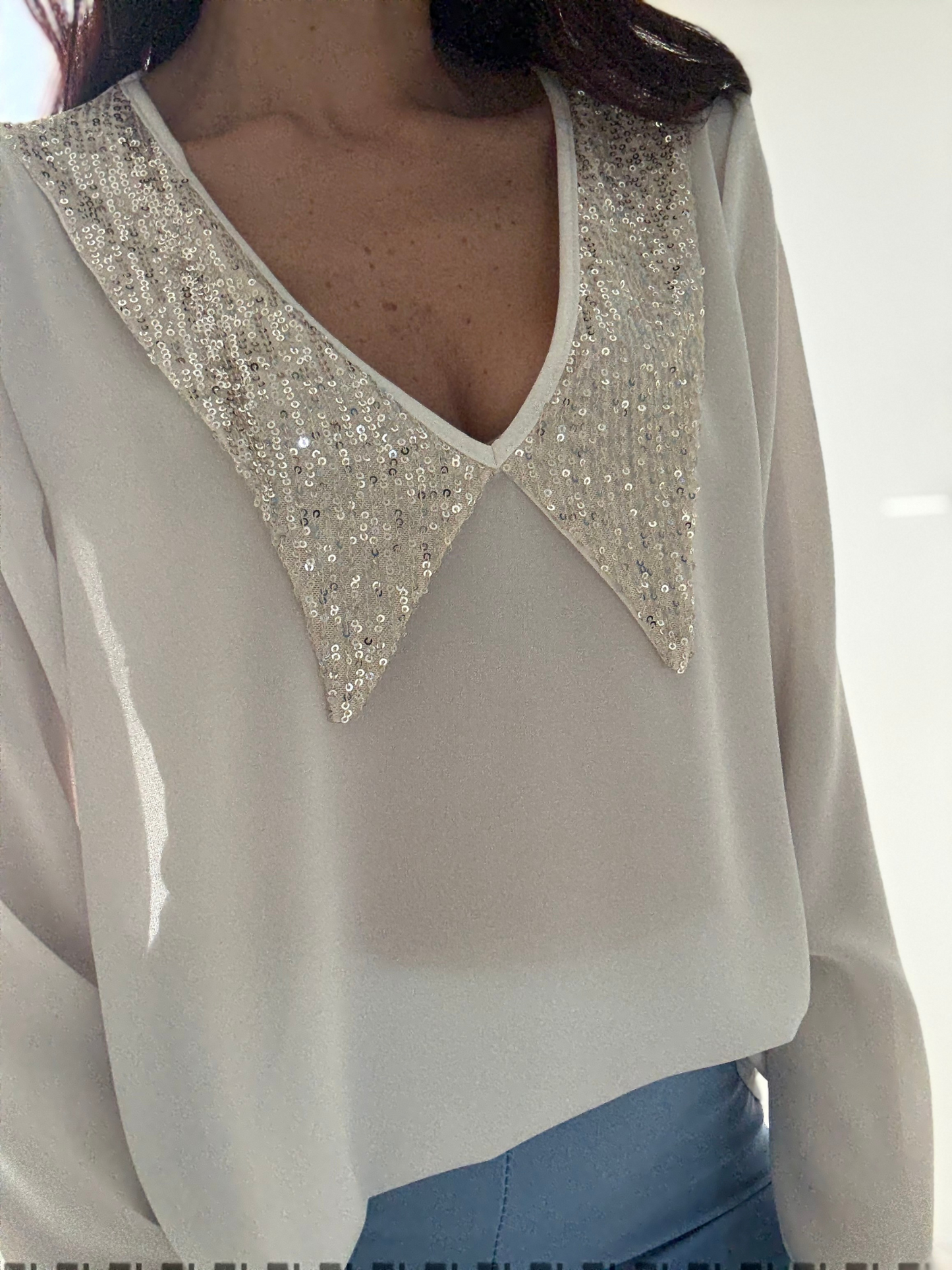Camicia in Velo con Collo a Paillettes - Eleganza e Stile per Ogni Occasione