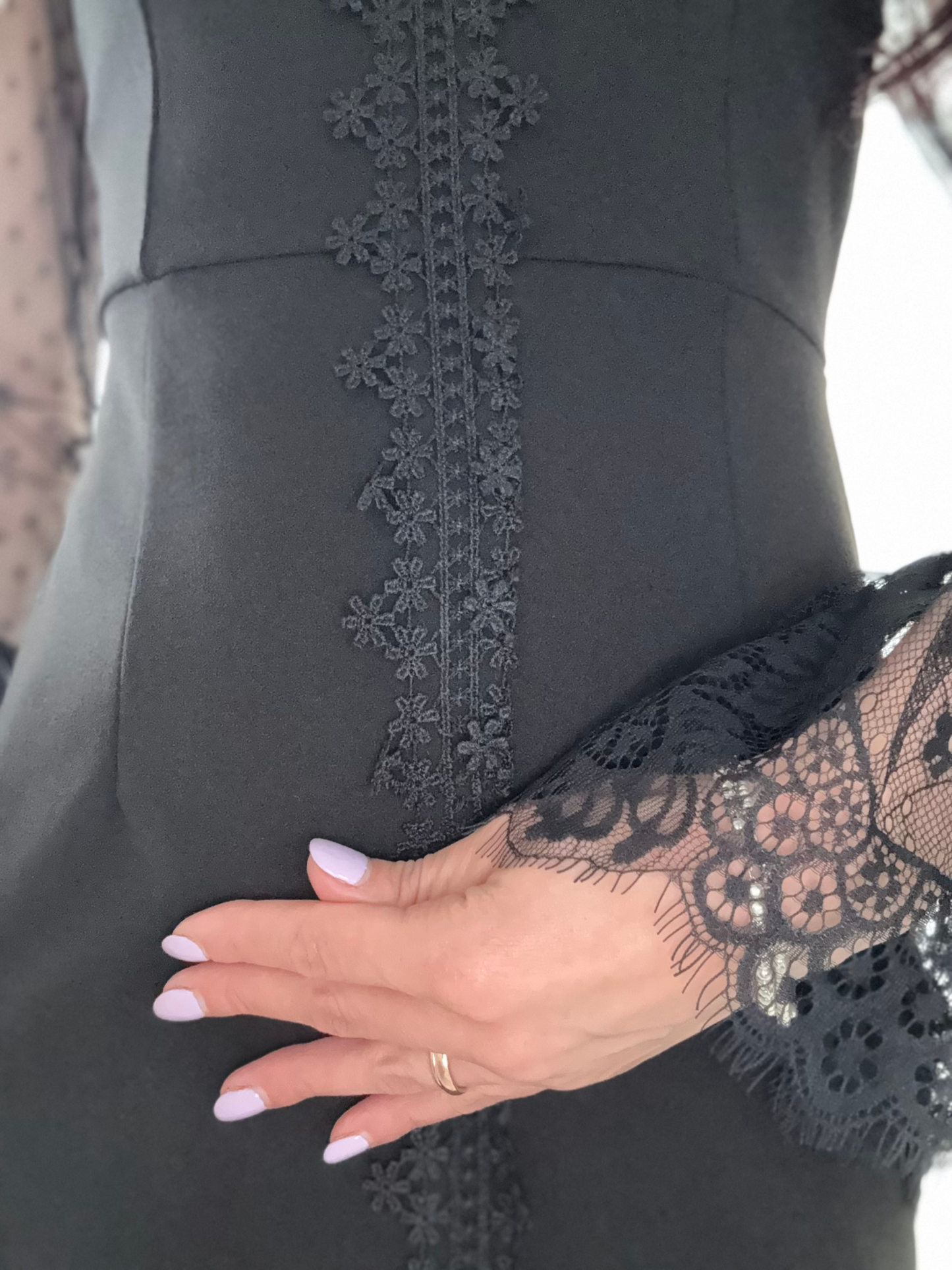 Abito Corto Femminile con Maniche Trasparenti e Dettagli in Merletto